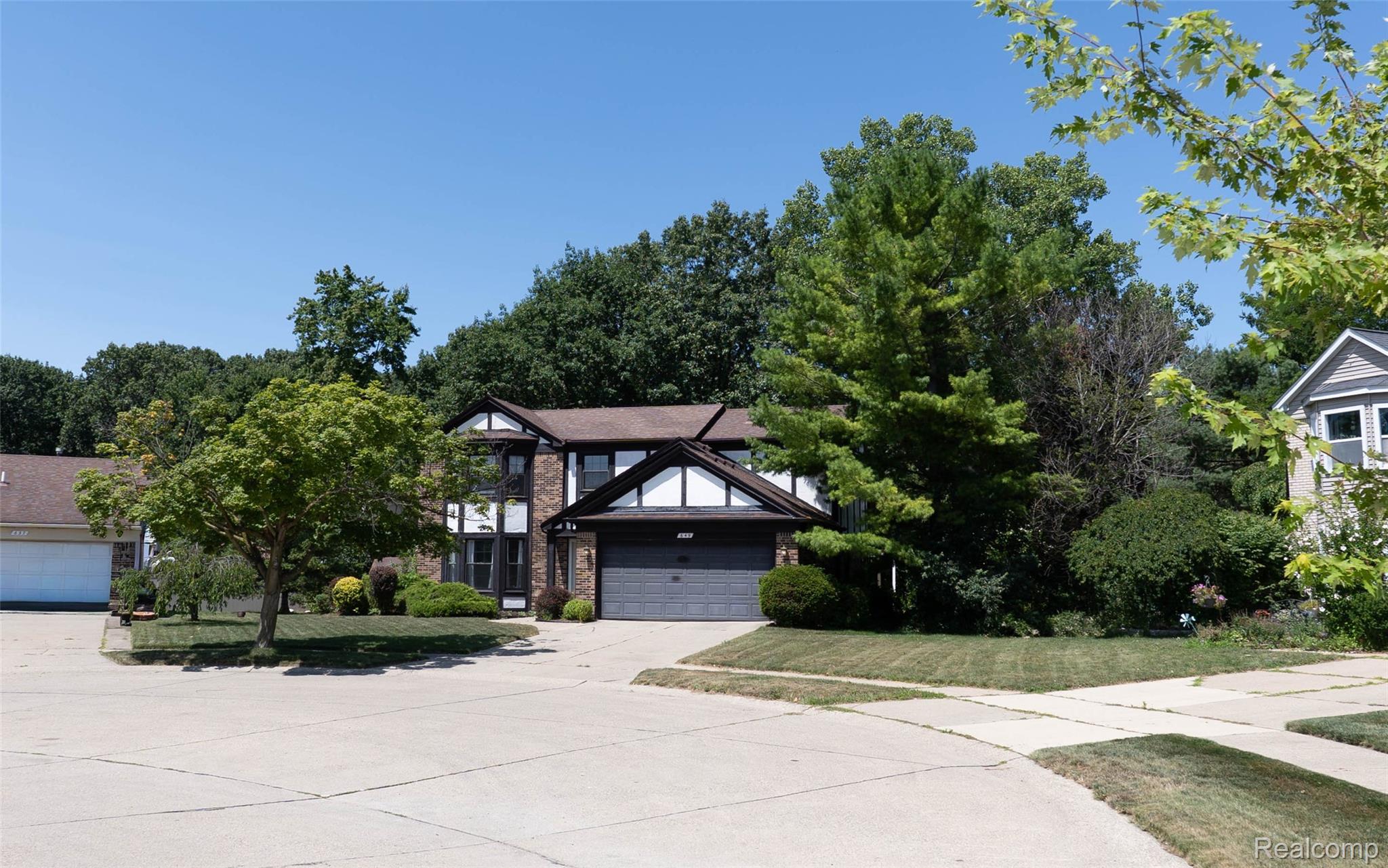 649 Bedford Drive Property Photo 2
