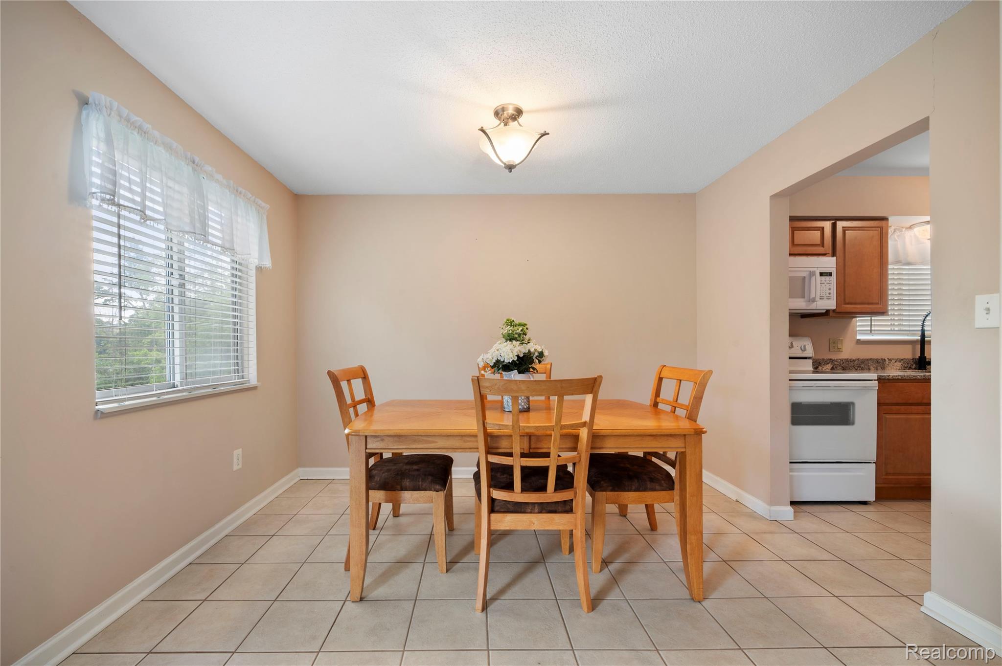 5283 Highland Road 205 Property Photo 5