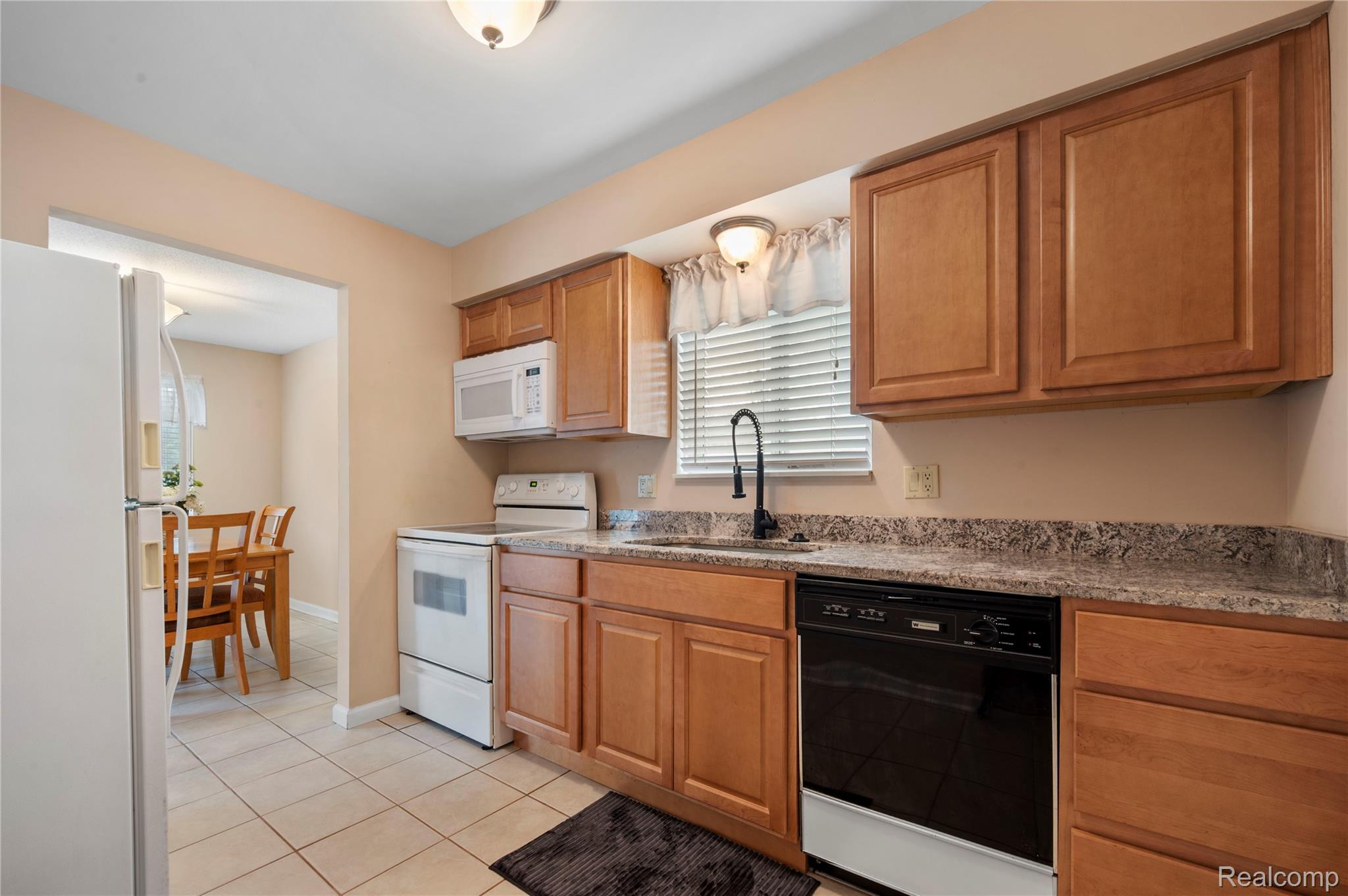 5283 Highland Road 205 Property Photo 6