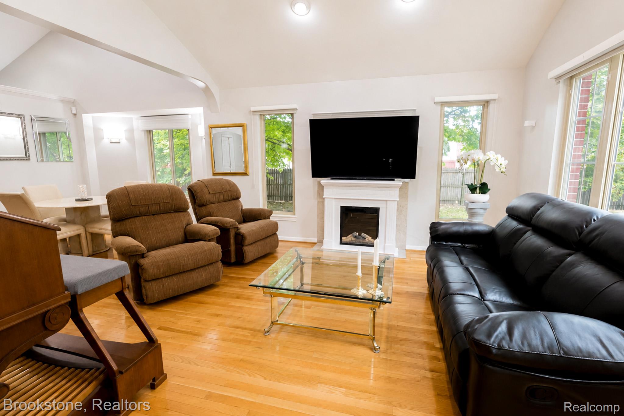 16400 Ventura Circle Property Photo 3