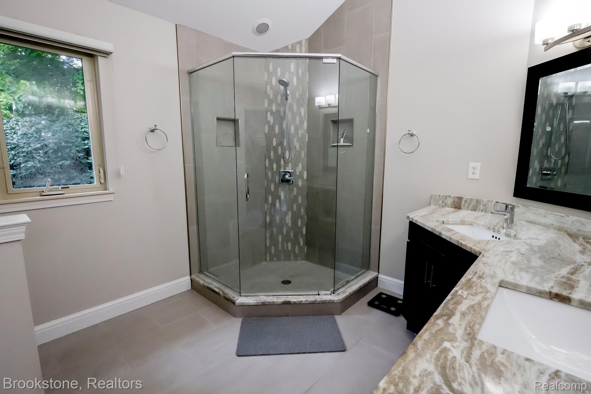 16400 Ventura Circle Property Photo 9