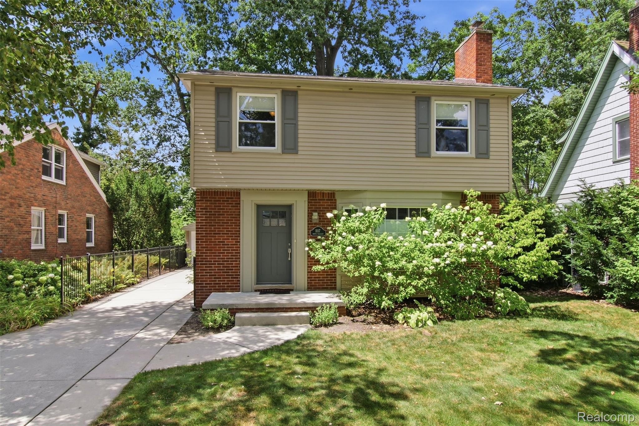 1117 N Pleasant Street Property Photo 1