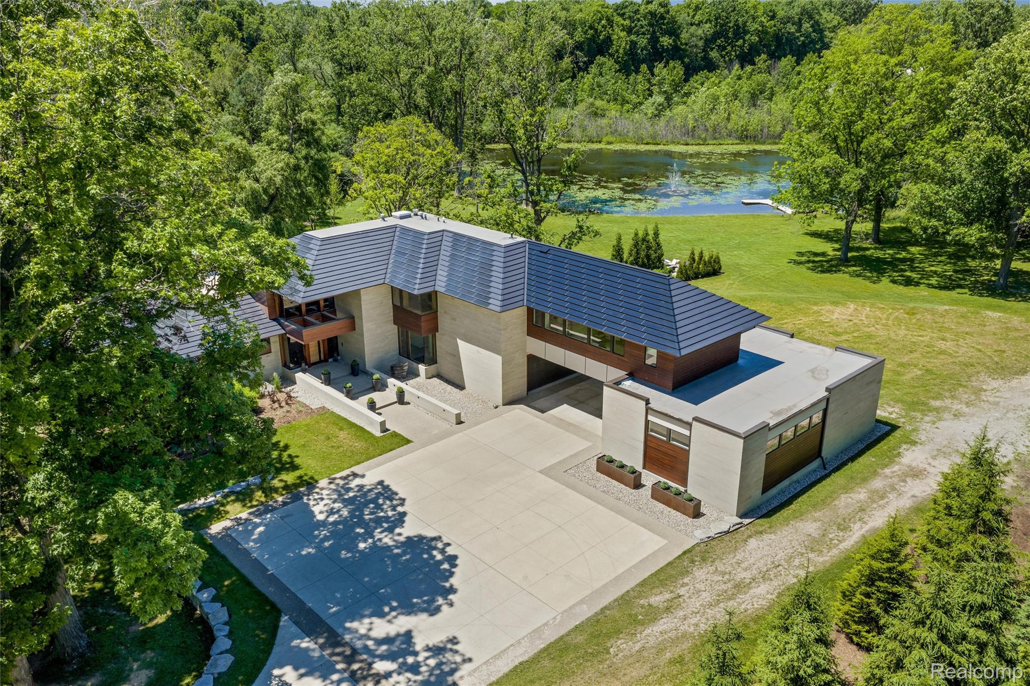 2700 Squirrel Road Property Photo 4