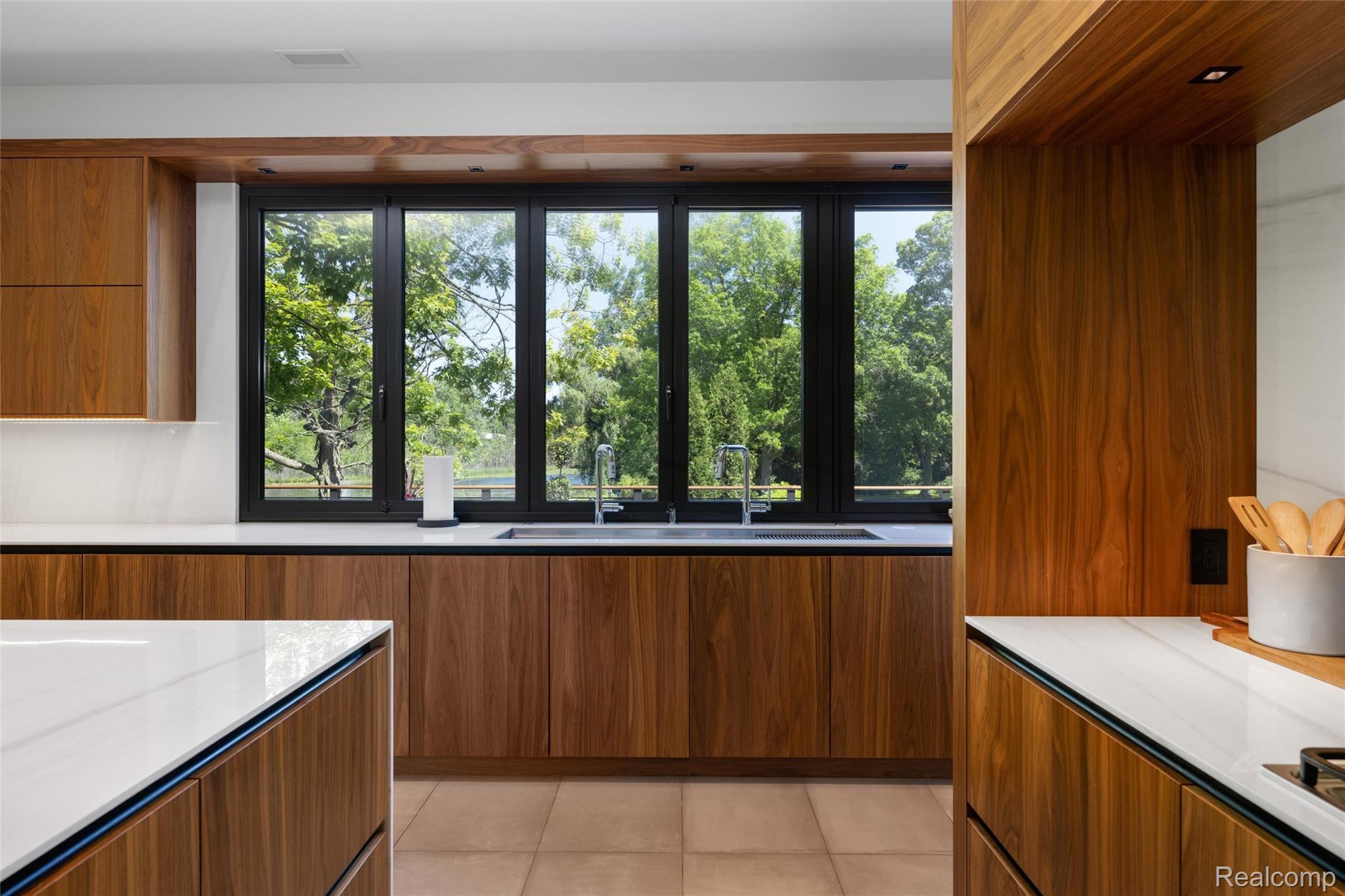 2700 Squirrel Road Property Photo 18