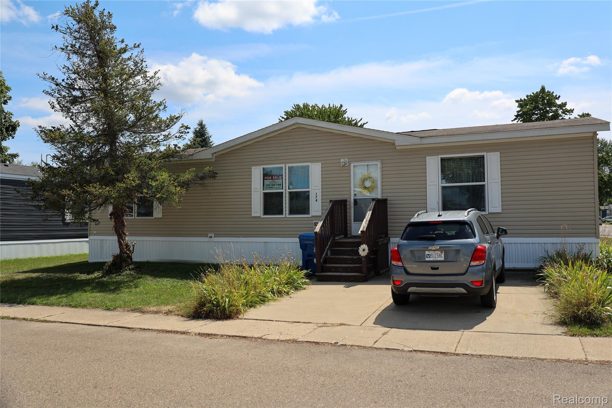 174 Suzanne Blvd Property Photo 1