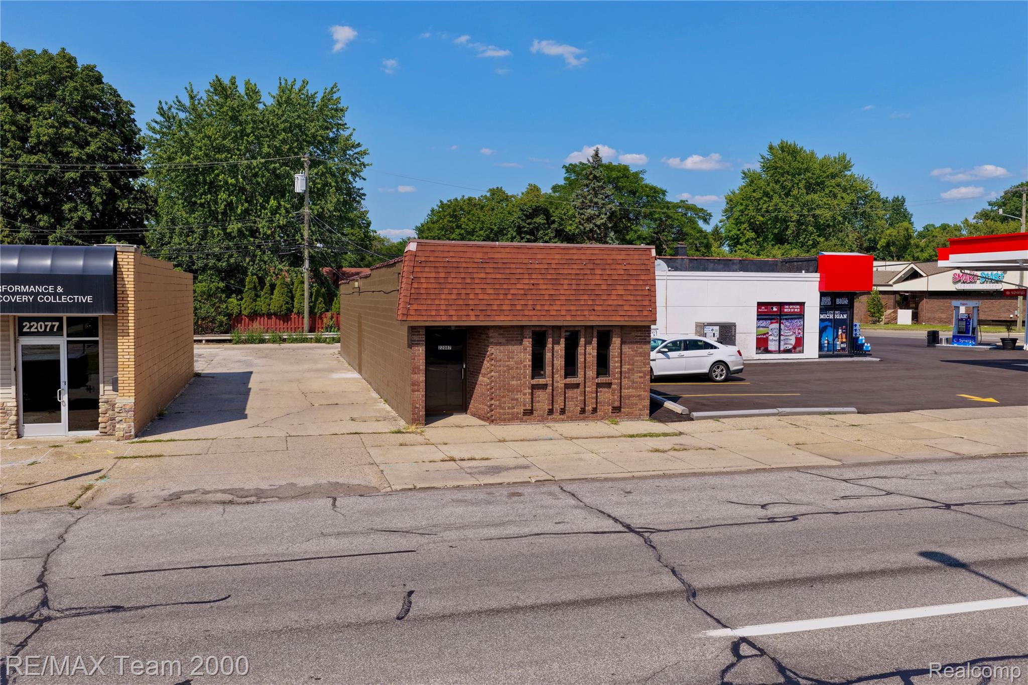 22087 Outer Drive Property Photo 1
