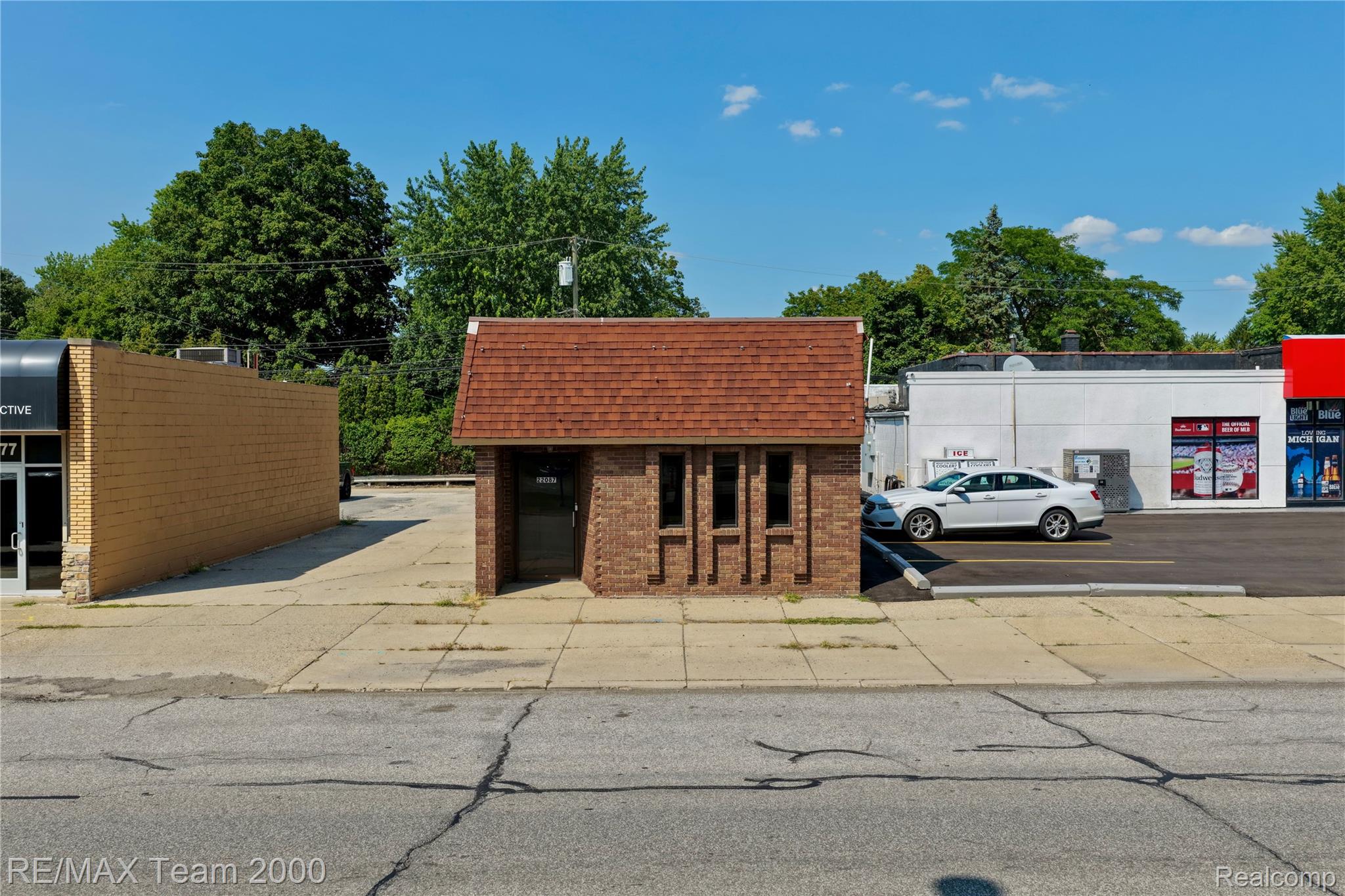 22087 Outer Drive Property Photo 6