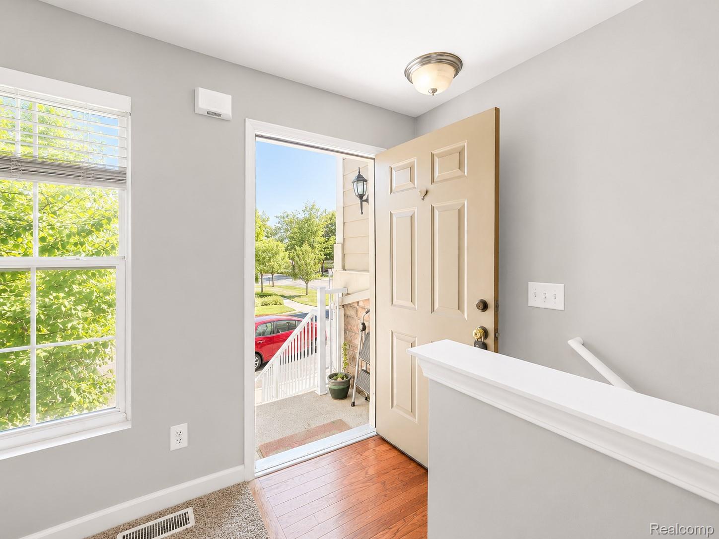 1085 Foxboro Property Photo 2