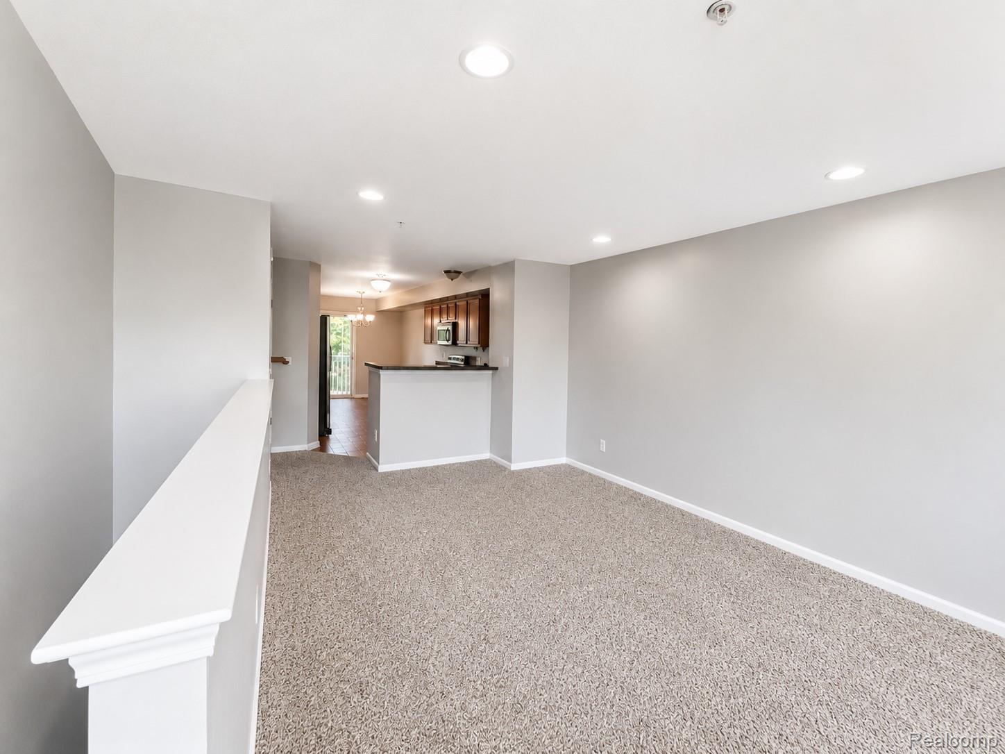 1085 Foxboro Property Photo 3