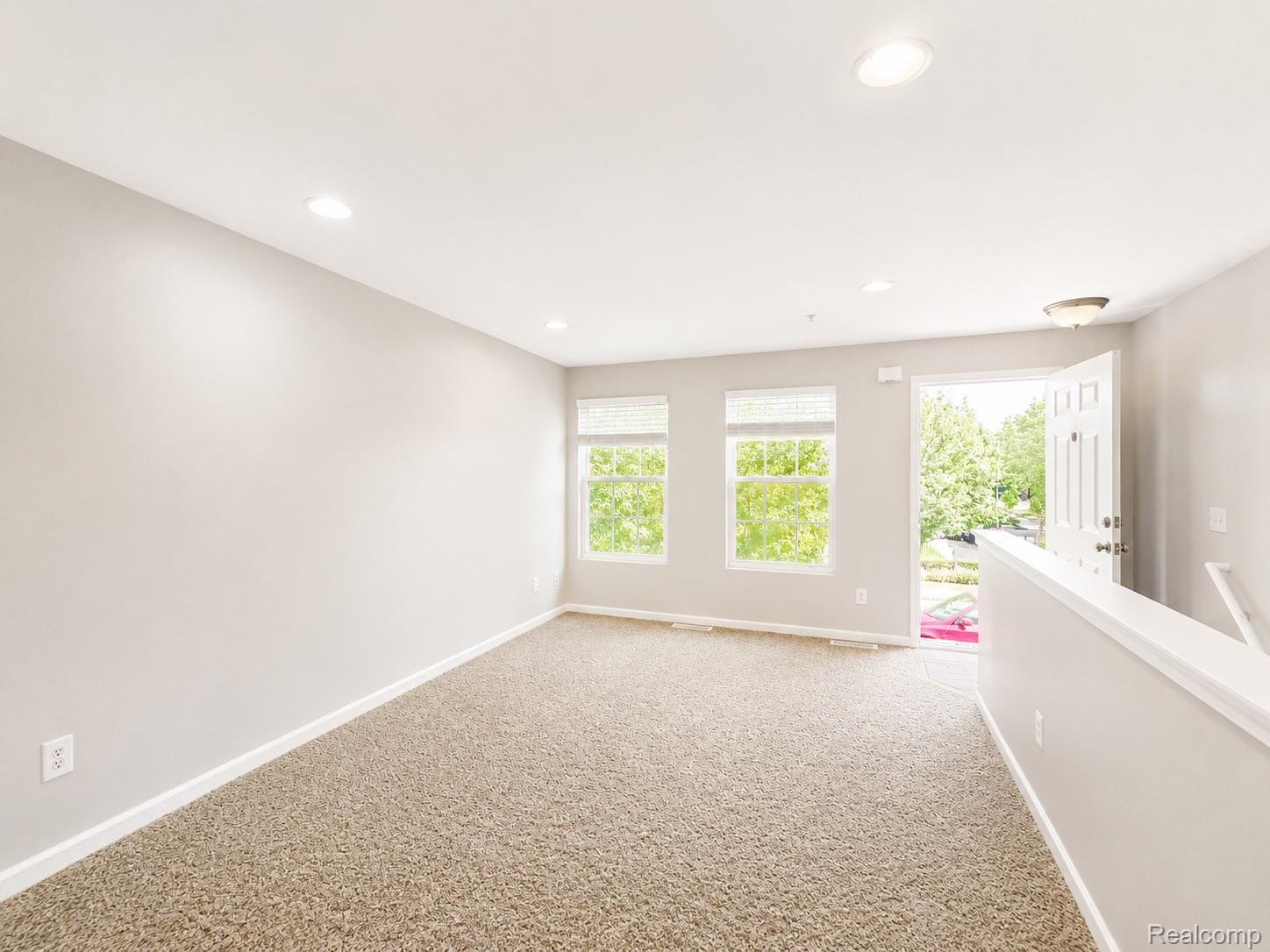 1085 Foxboro Property Photo 5