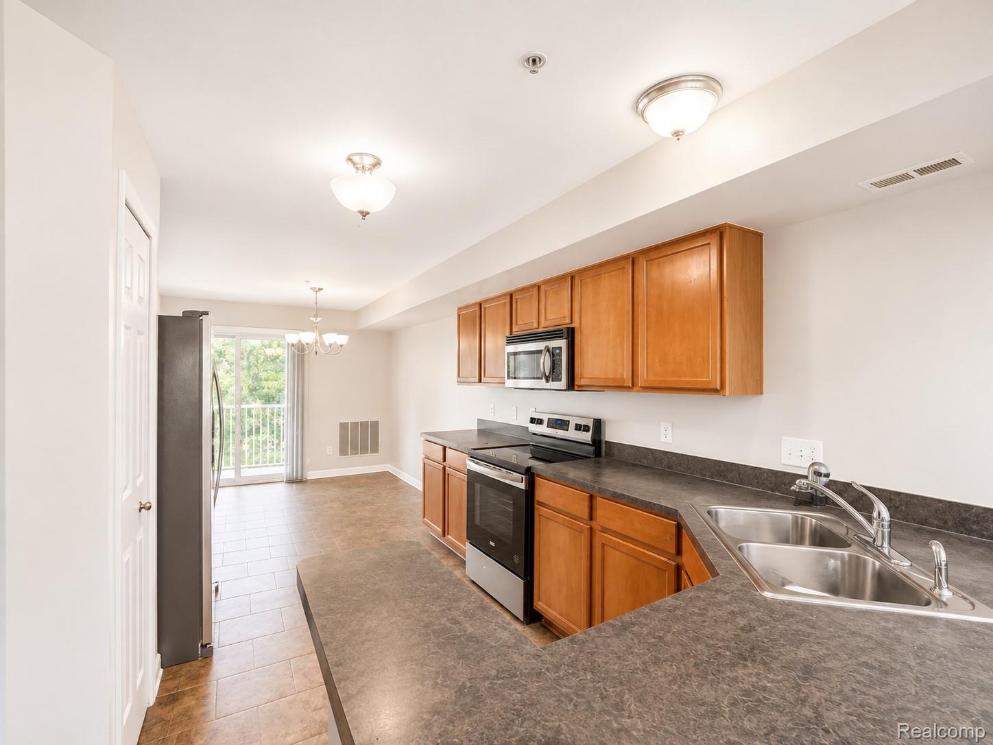 1085 Foxboro Property Photo 6