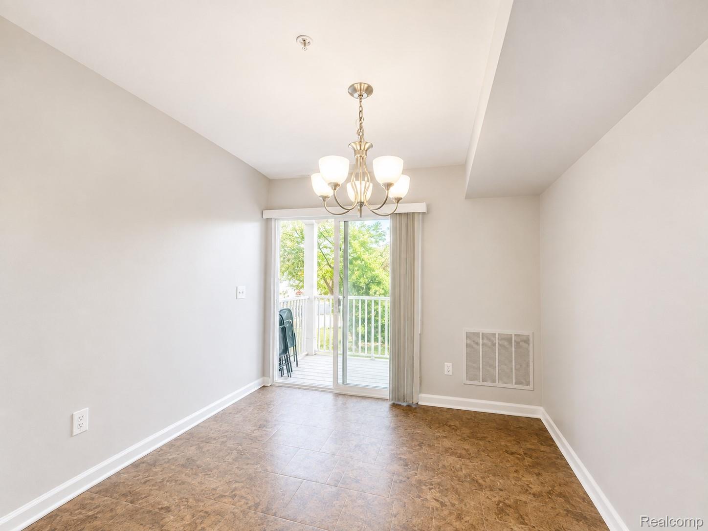 1085 Foxboro Property Photo 7