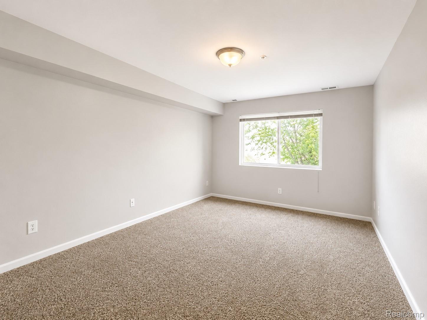 1085 Foxboro Property Photo 8