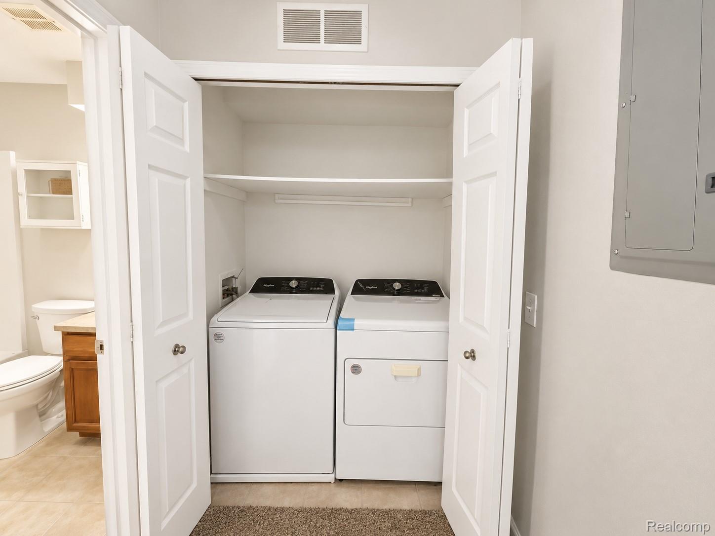 1085 Foxboro Property Photo 9