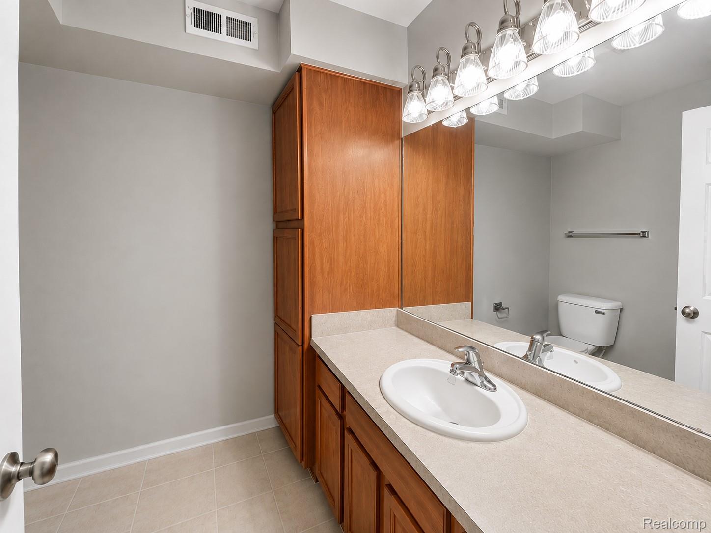 1085 Foxboro Property Photo 11