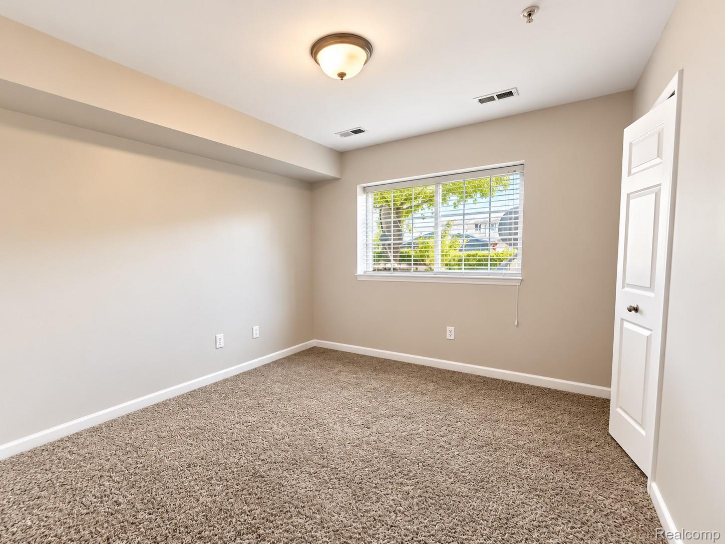 1085 Foxboro Property Photo 12