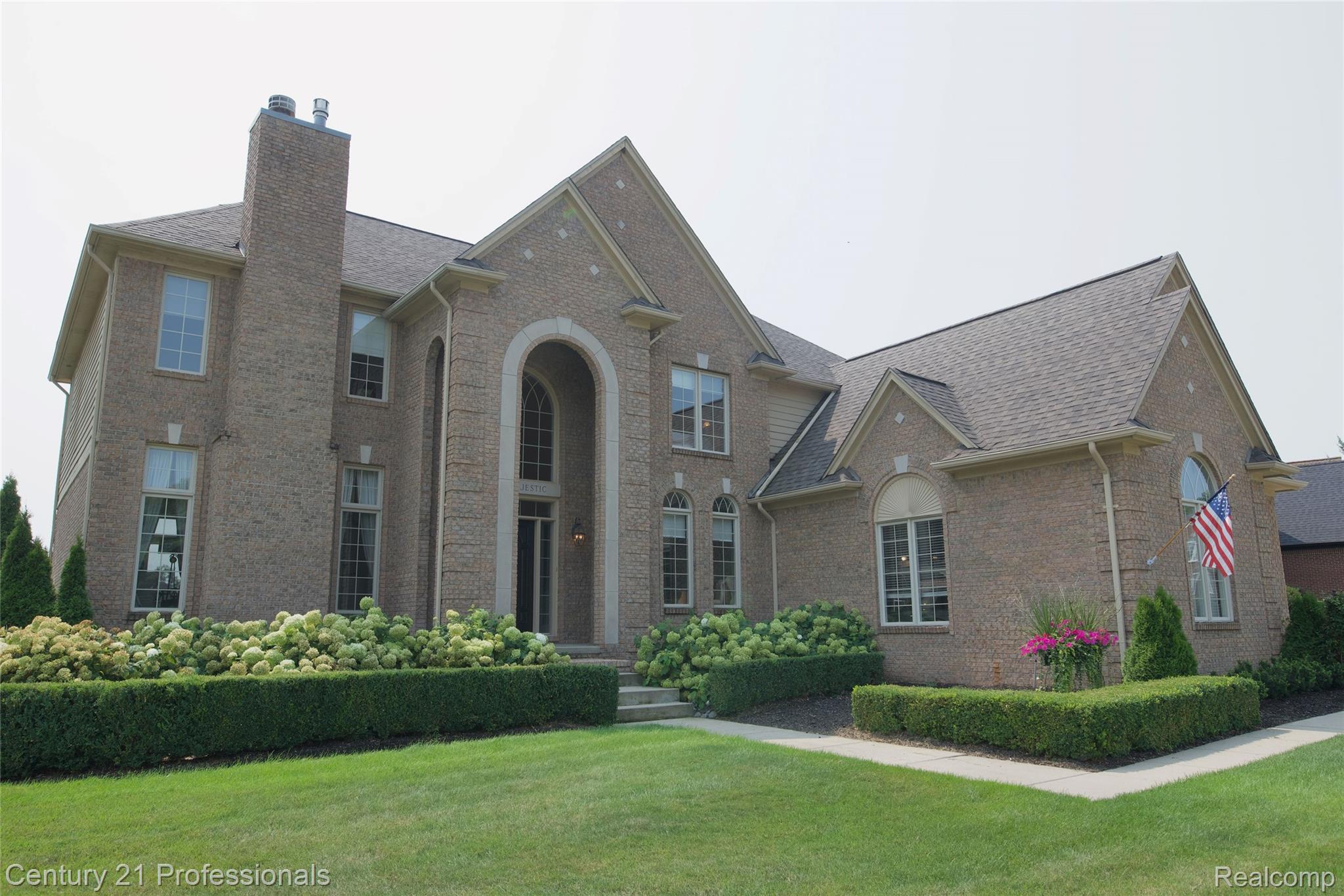 916 Majestic Property Photo 1