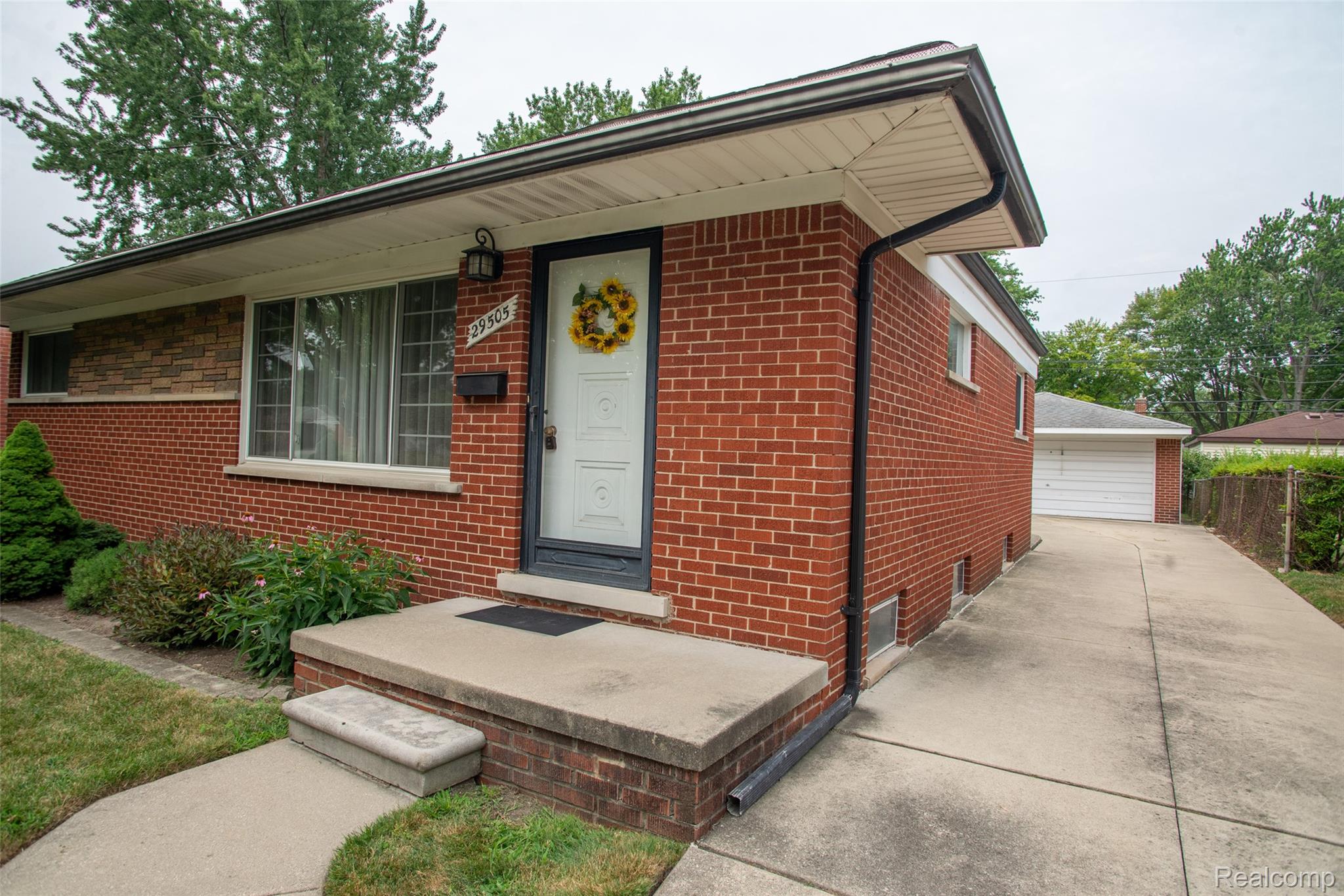 29505 Milton Avenue Property Photo 3