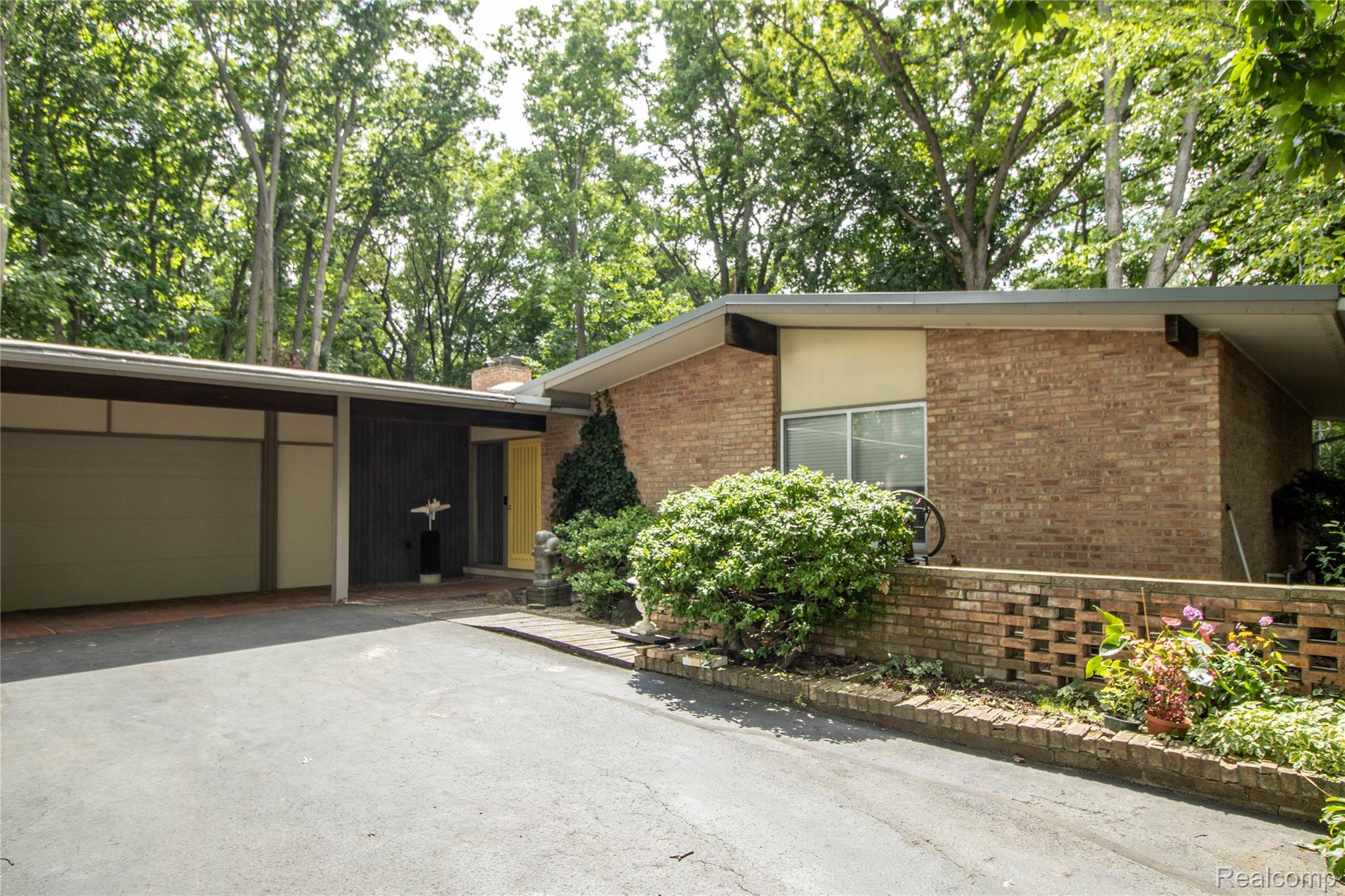 9302 Green Tree Drive Property Photo 2