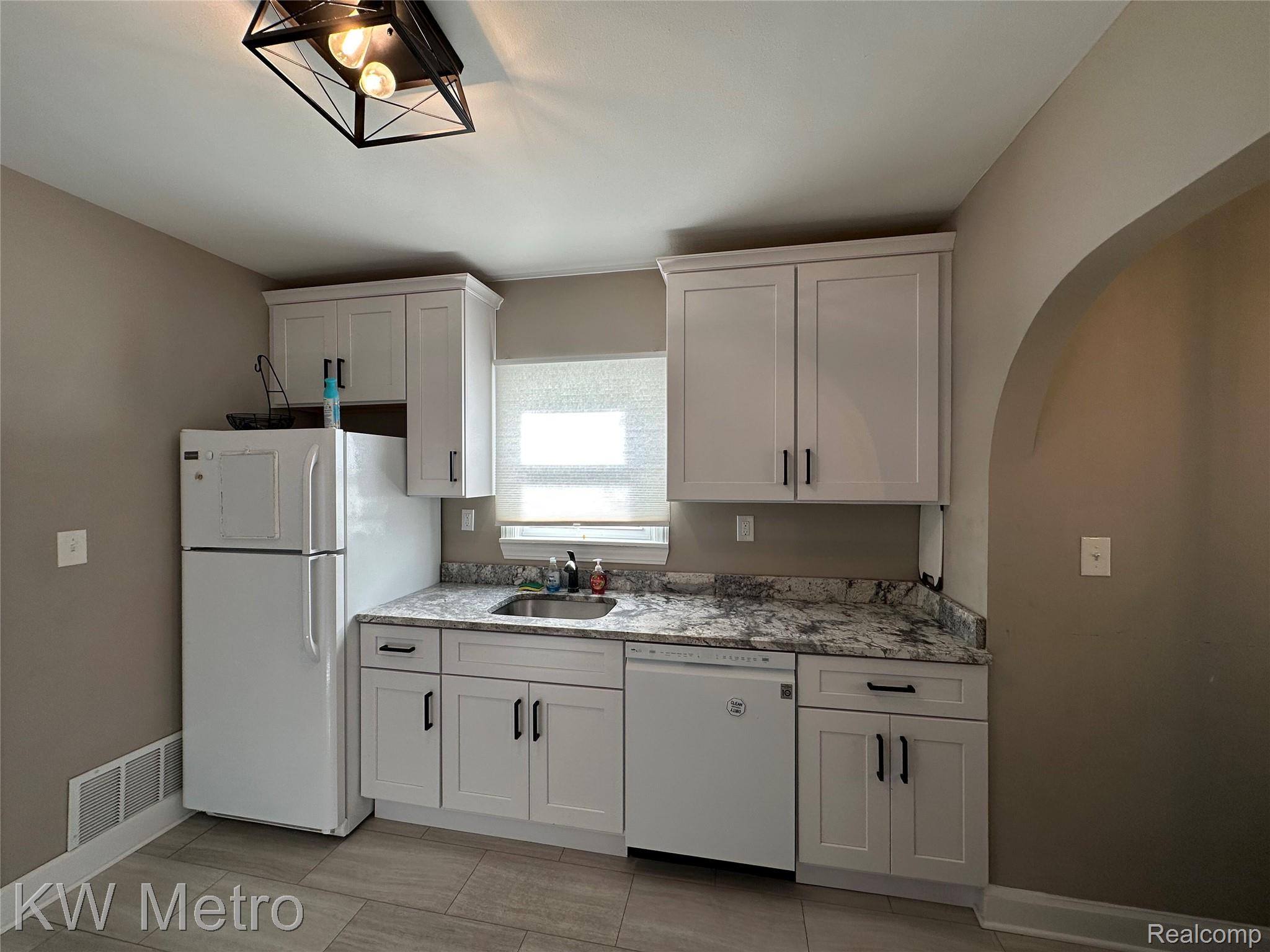 21503 Collingham Avenue Property Photo 3