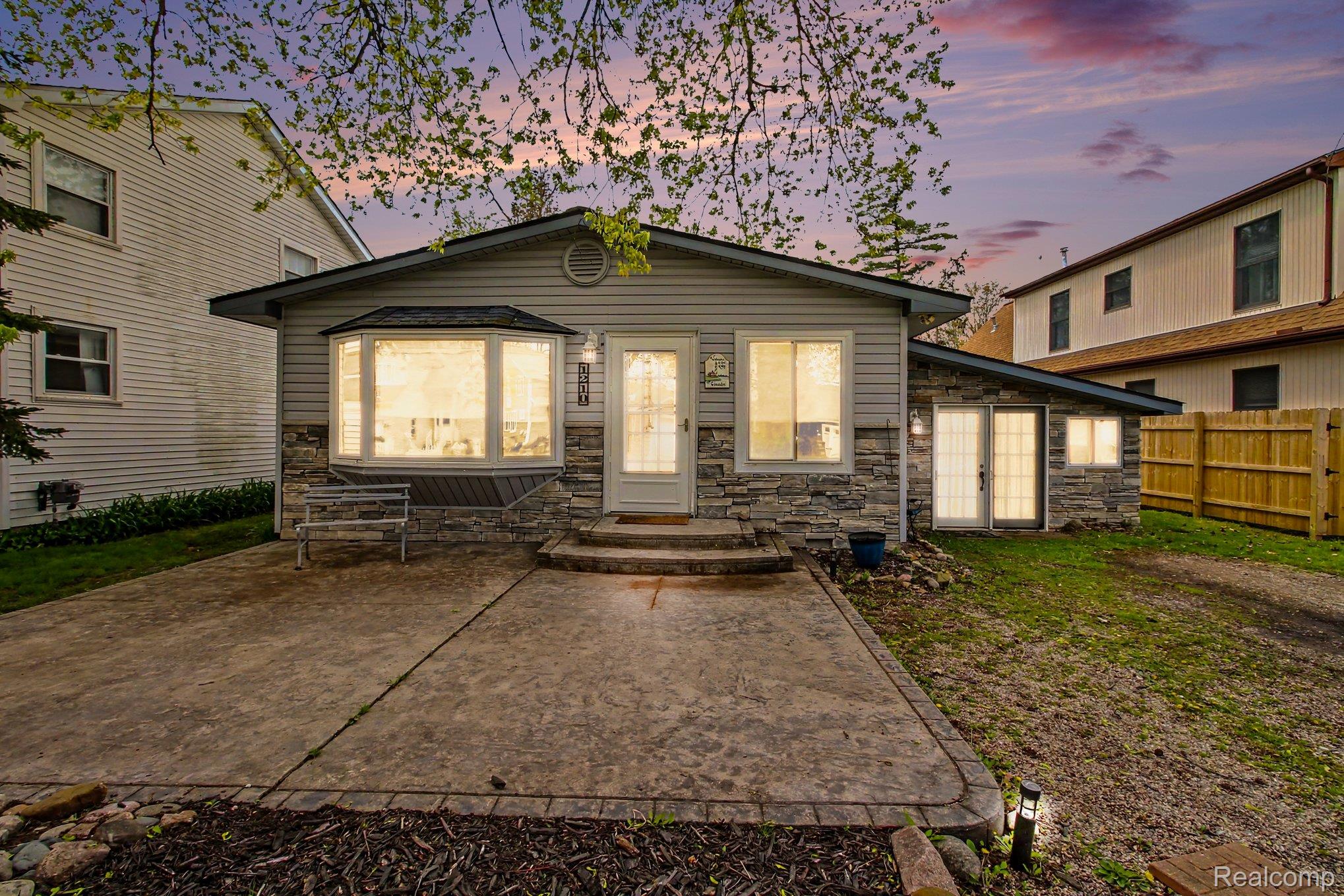 1210 Sunrise Park Street Property Photo 1