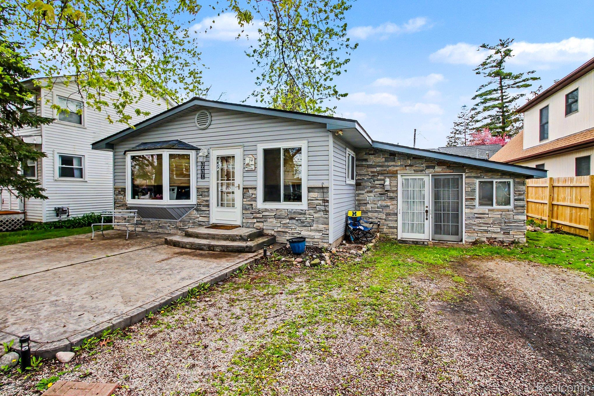 1210 Sunrise Park Street Property Photo 2