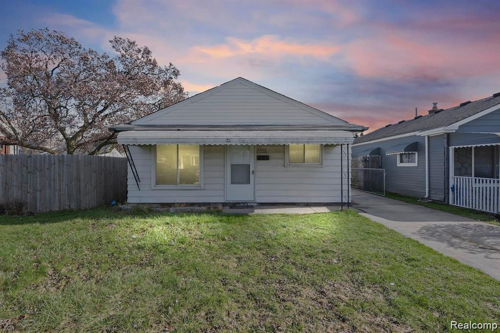 2552 EMOGENE Street Property Photo 1
