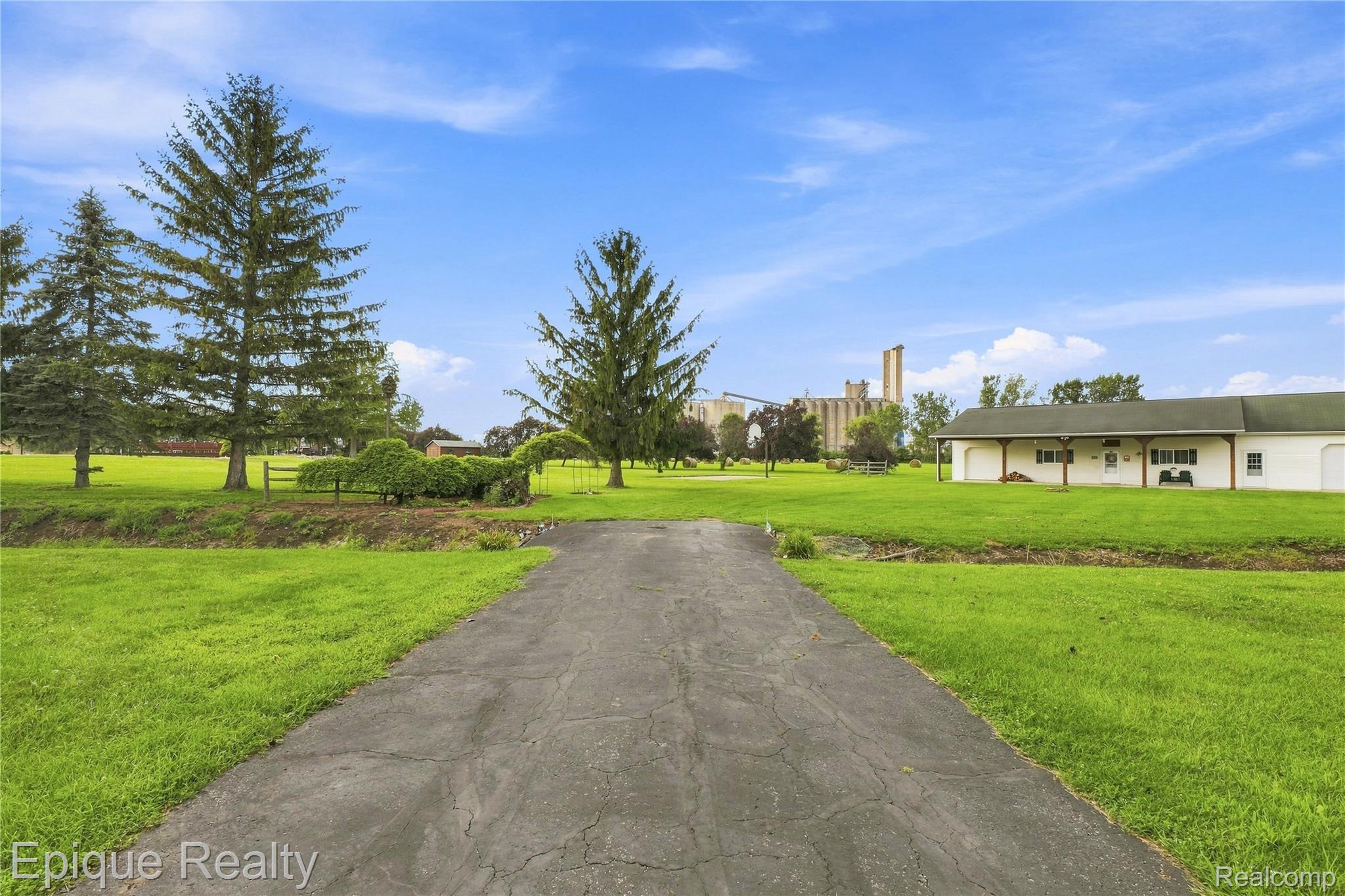 7228 Yankee Road Property Photo 9
