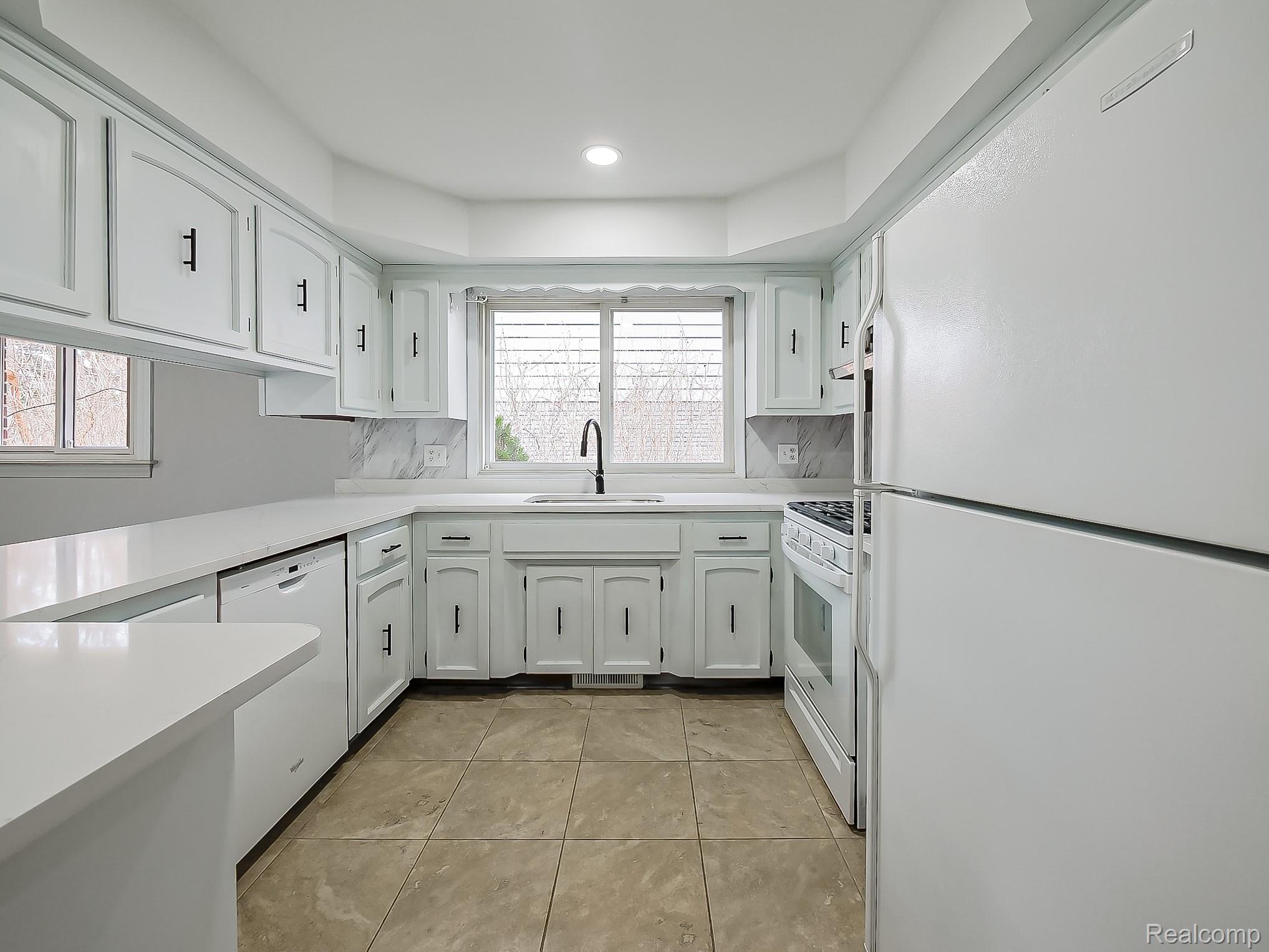 25748 Curie Avenue Property Photo 10