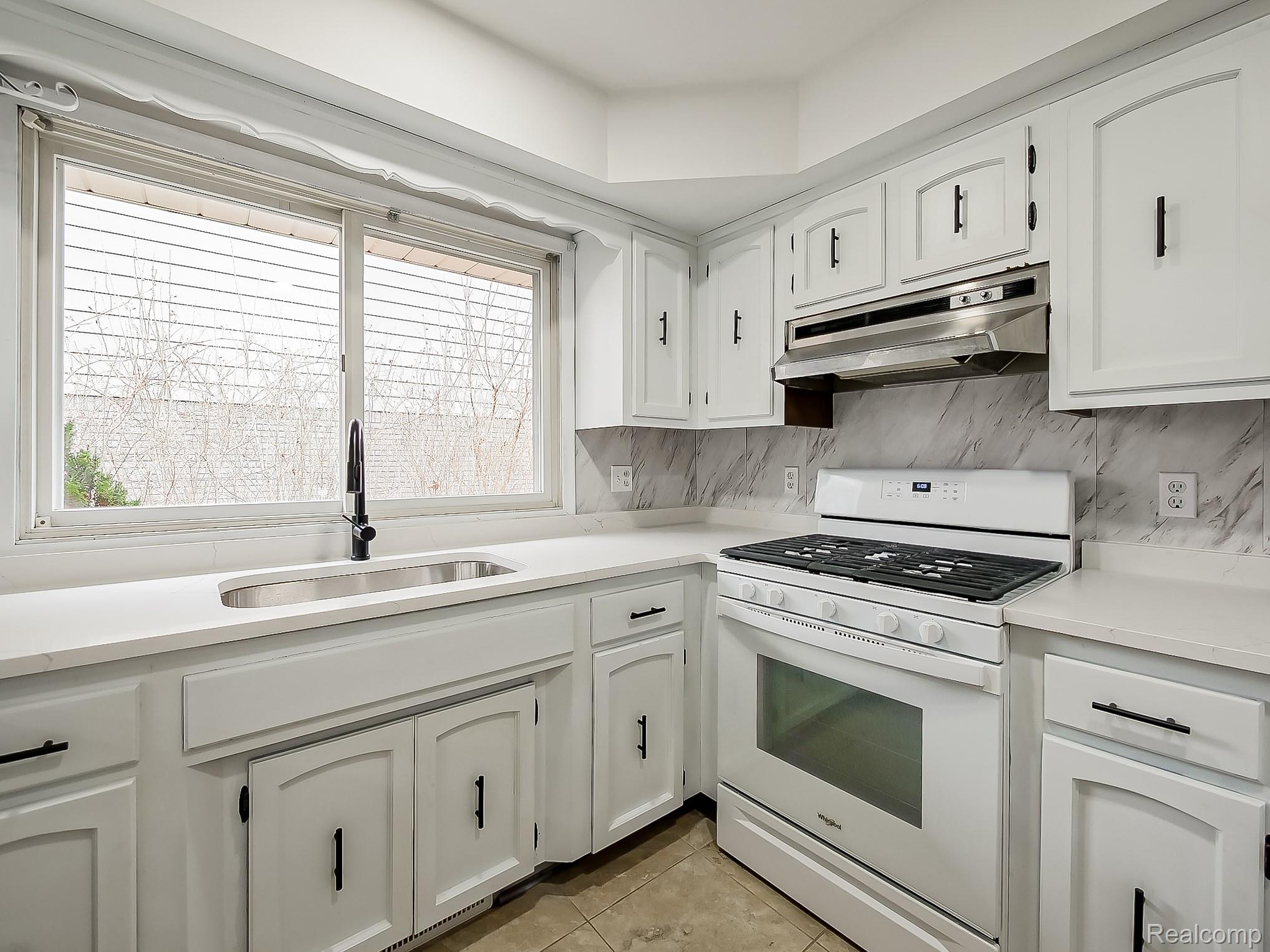 25748 Curie Avenue Property Photo 12