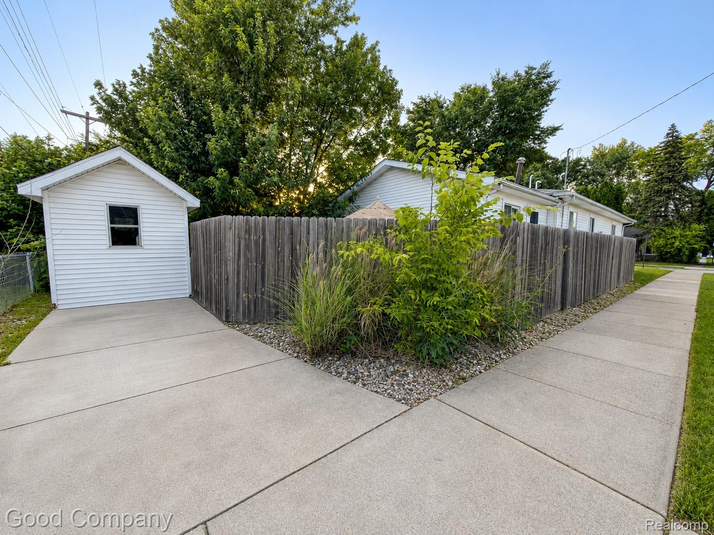 656 E Hudson Avenue Property Photo 18