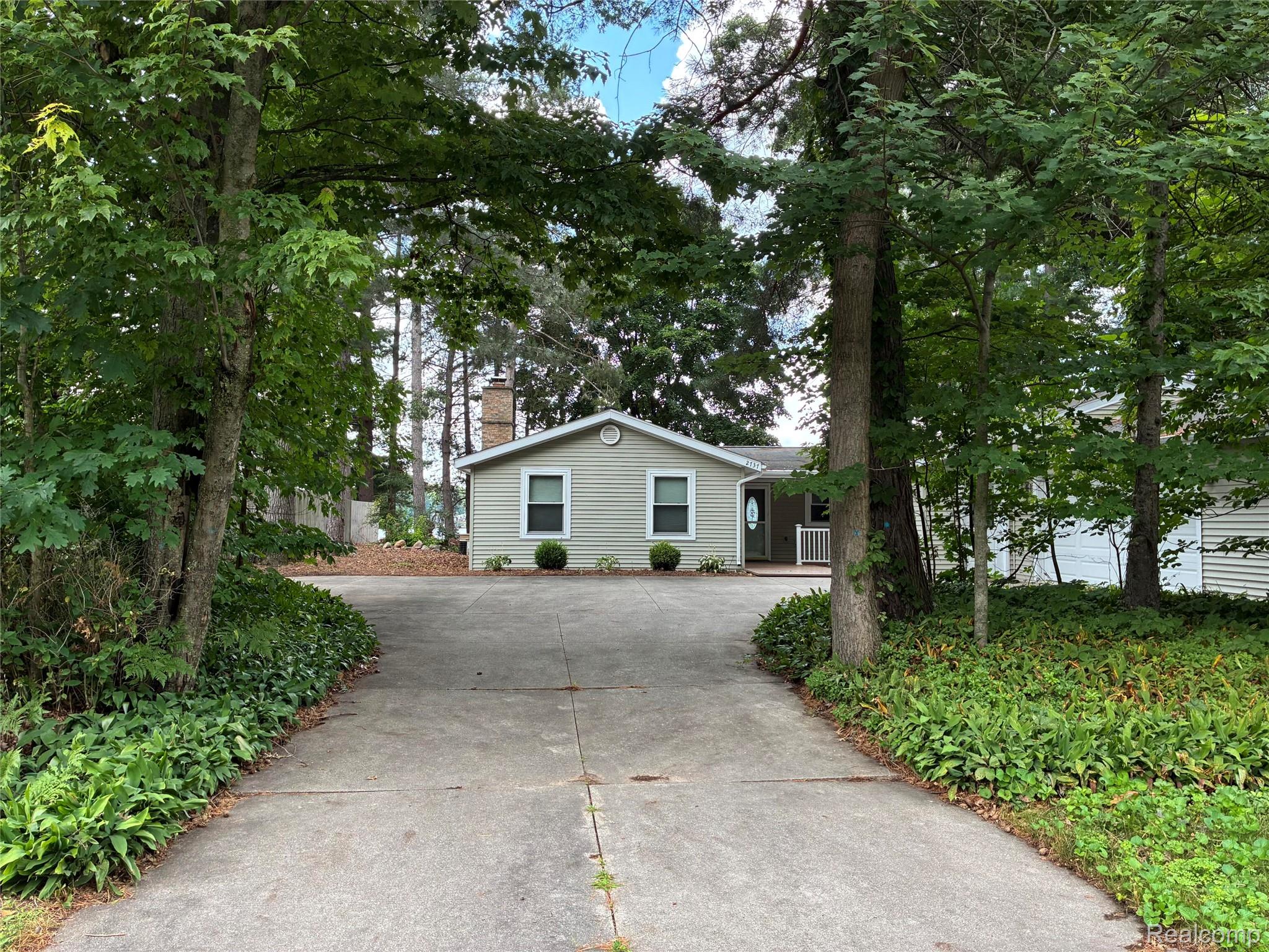 2737 N Lakeview Drive Property Photo 1