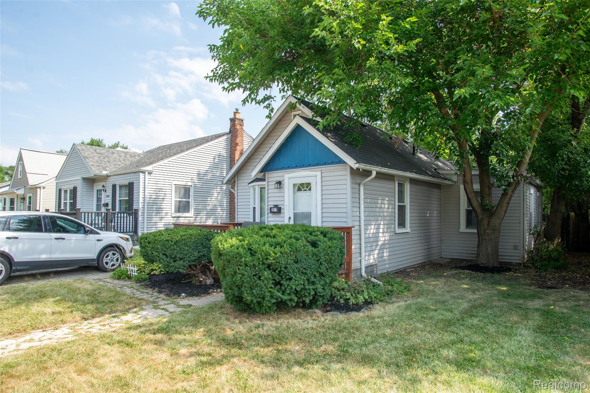 2814 Crooks Road Property Photo 2