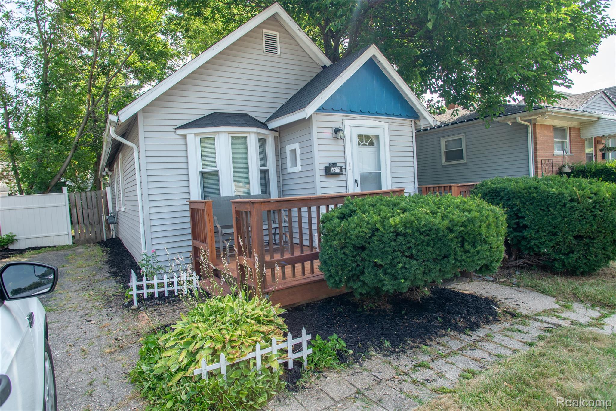 2814 Crooks Road Property Photo 3