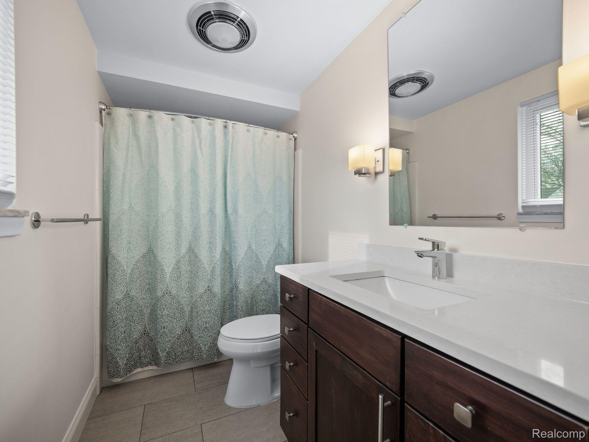 177 E Long Lake Road Property Photo 13