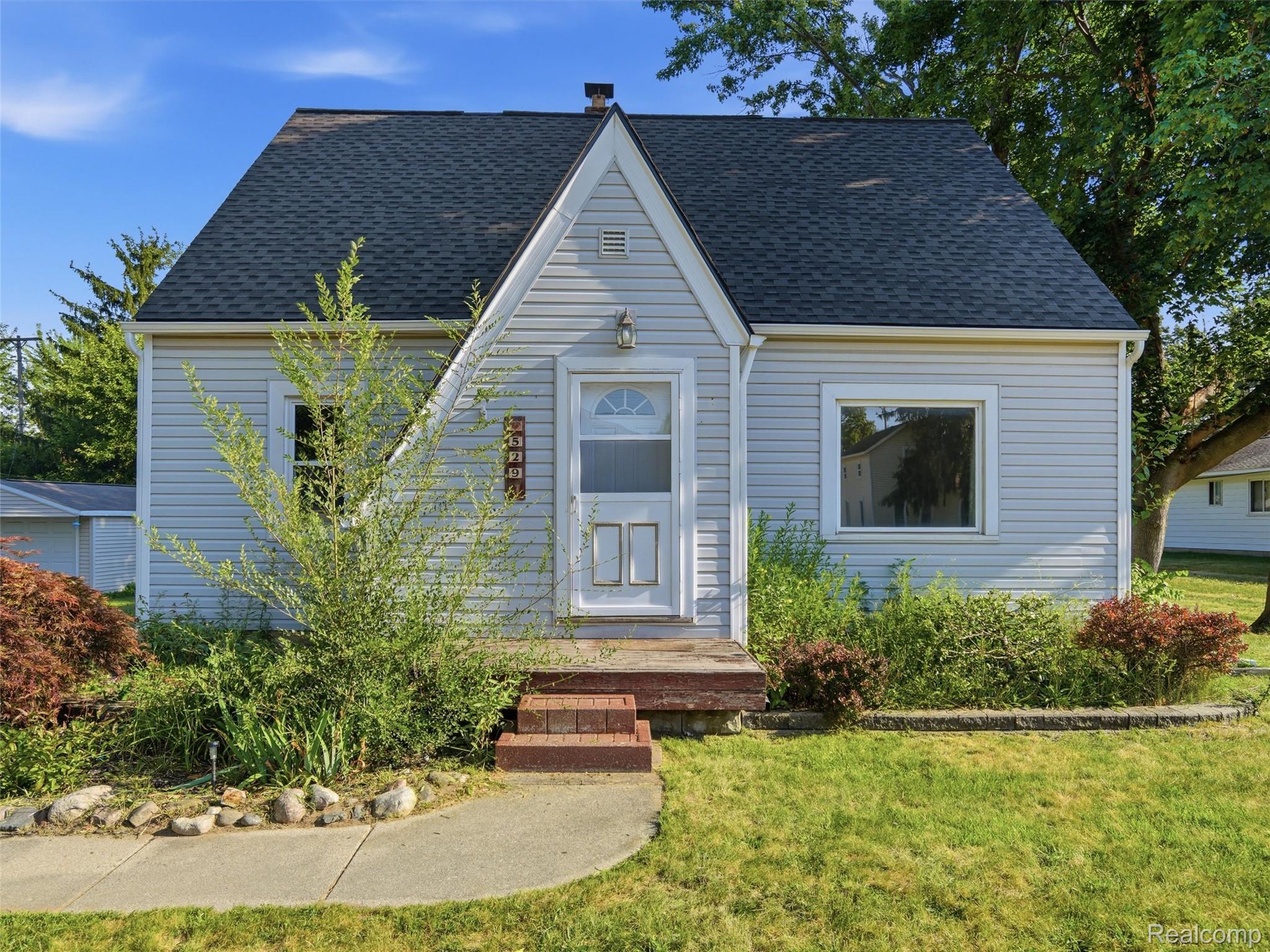 529 E Broad Street Property Photo 1