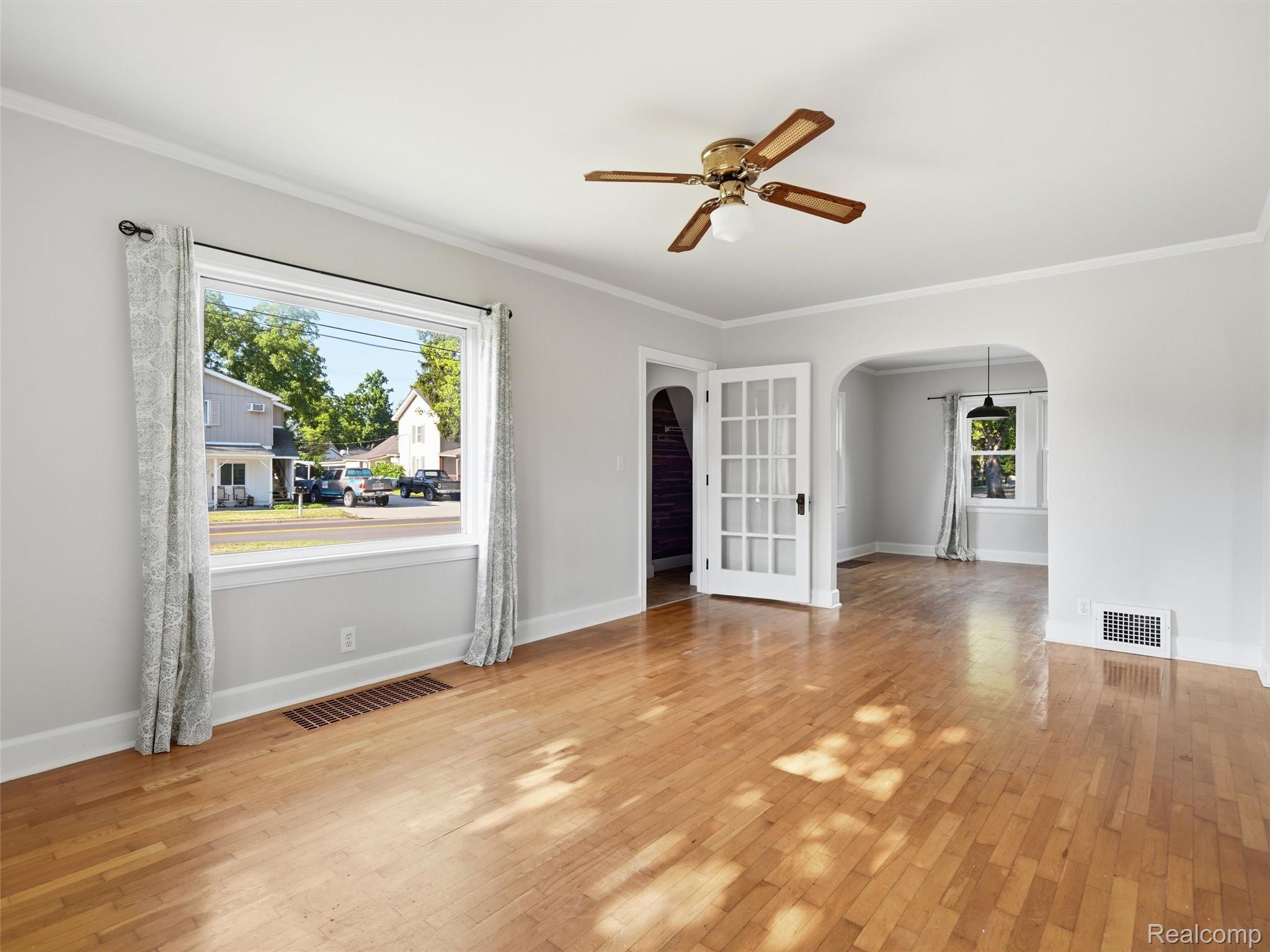 529 E Broad Street Property Photo 3