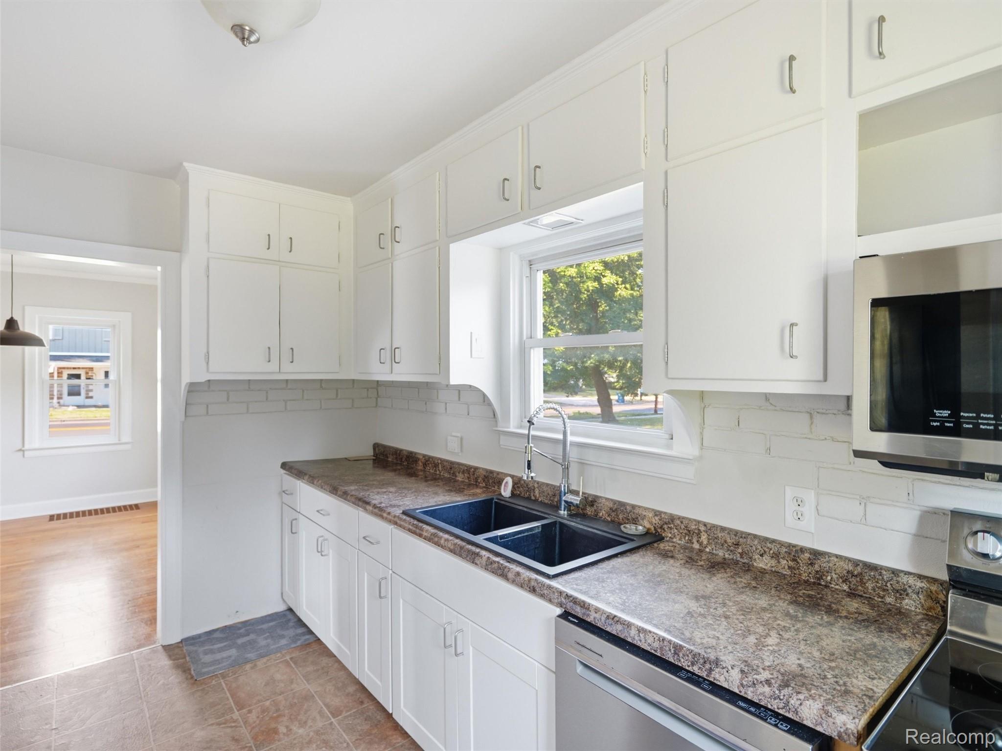 529 E Broad Street Property Photo 8