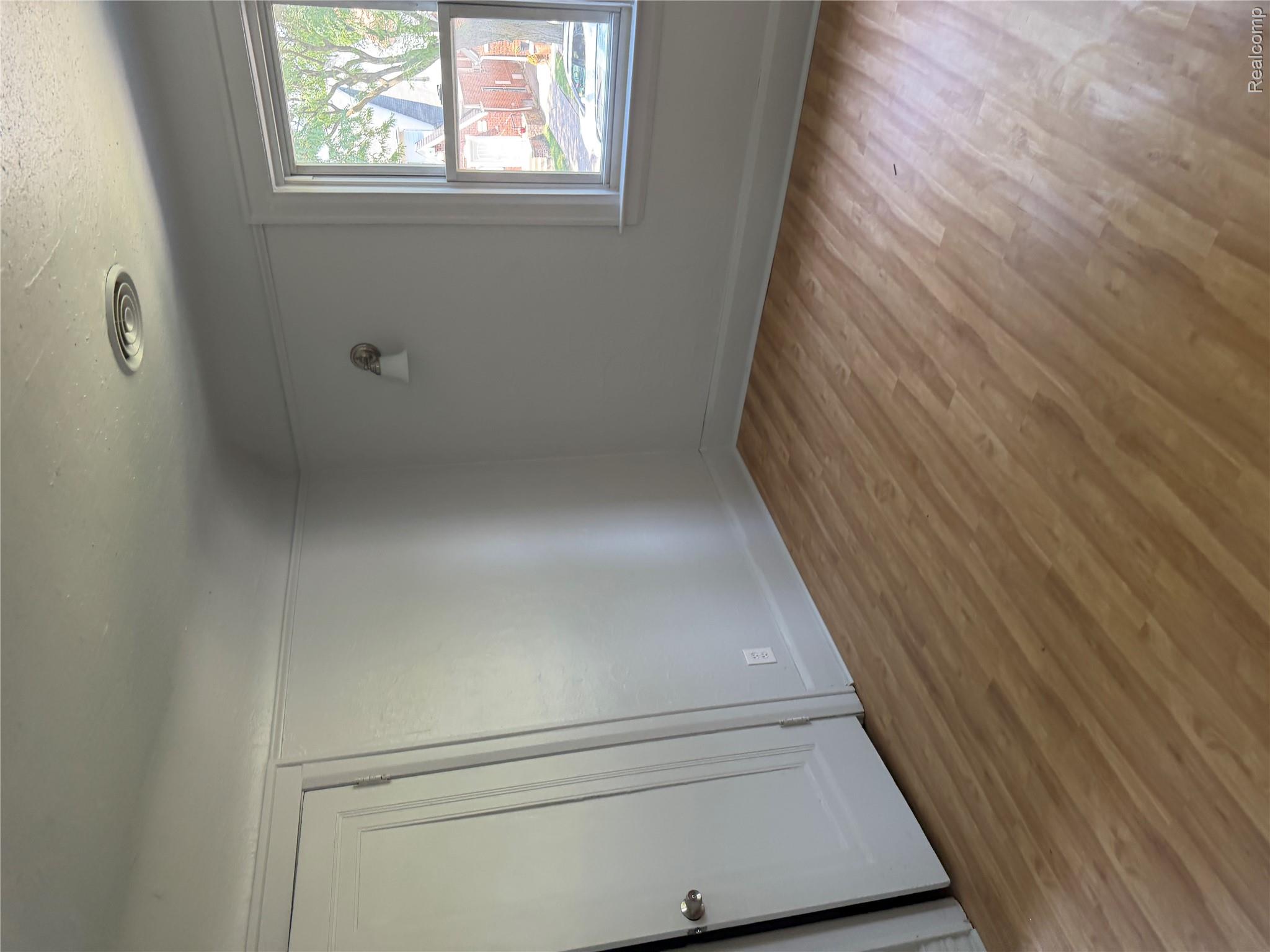 14720 Winthrop Street Property Photo 9