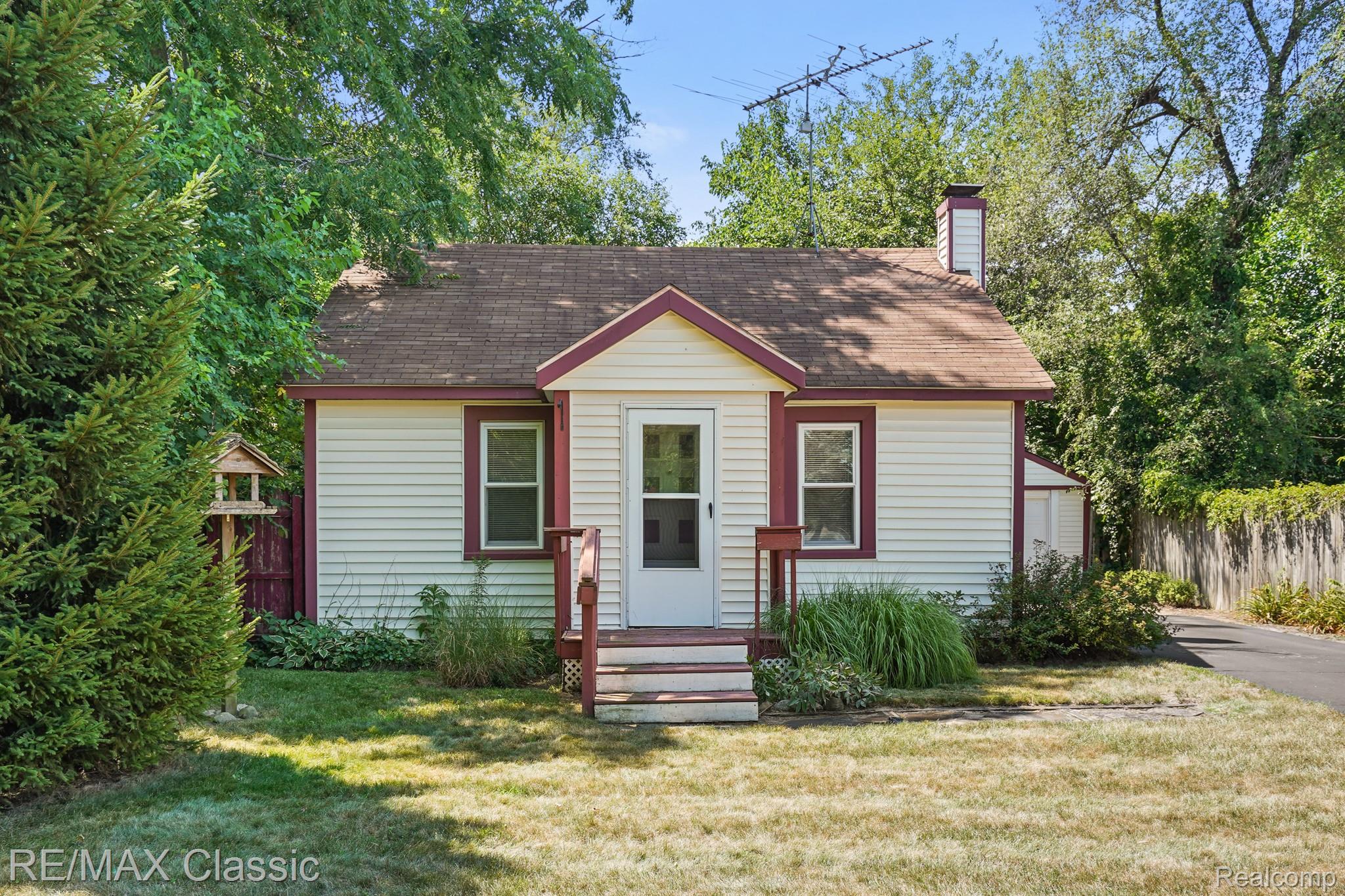 883 Jerome Avenue Property Photo 1