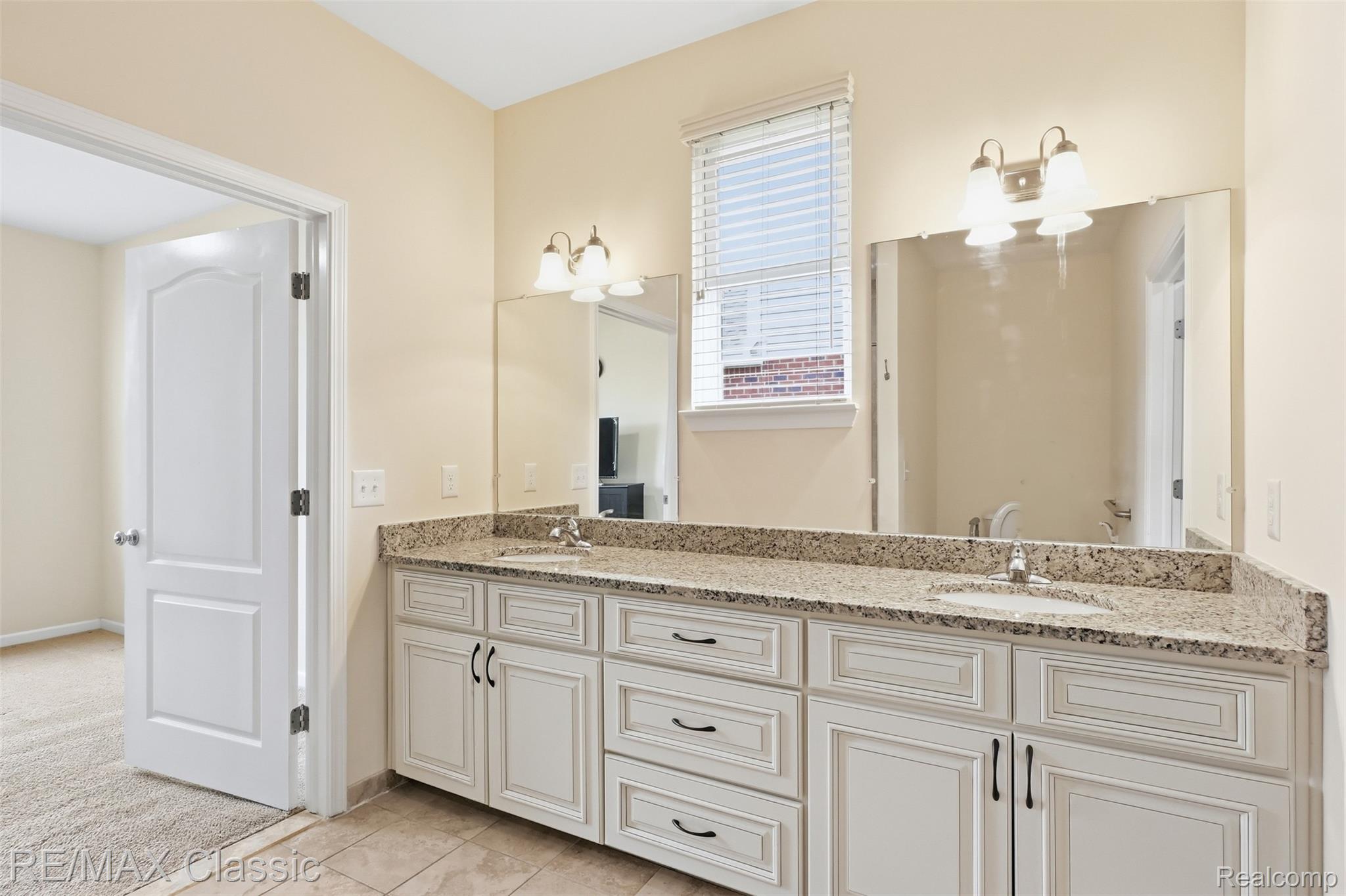 36945 Everett Drive Property Photo 4