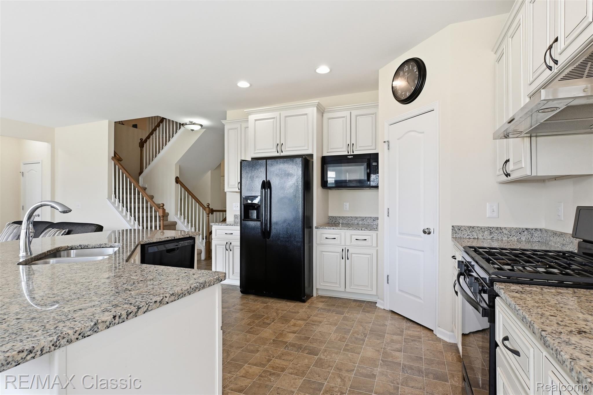36945 Everett Drive Property Photo 11