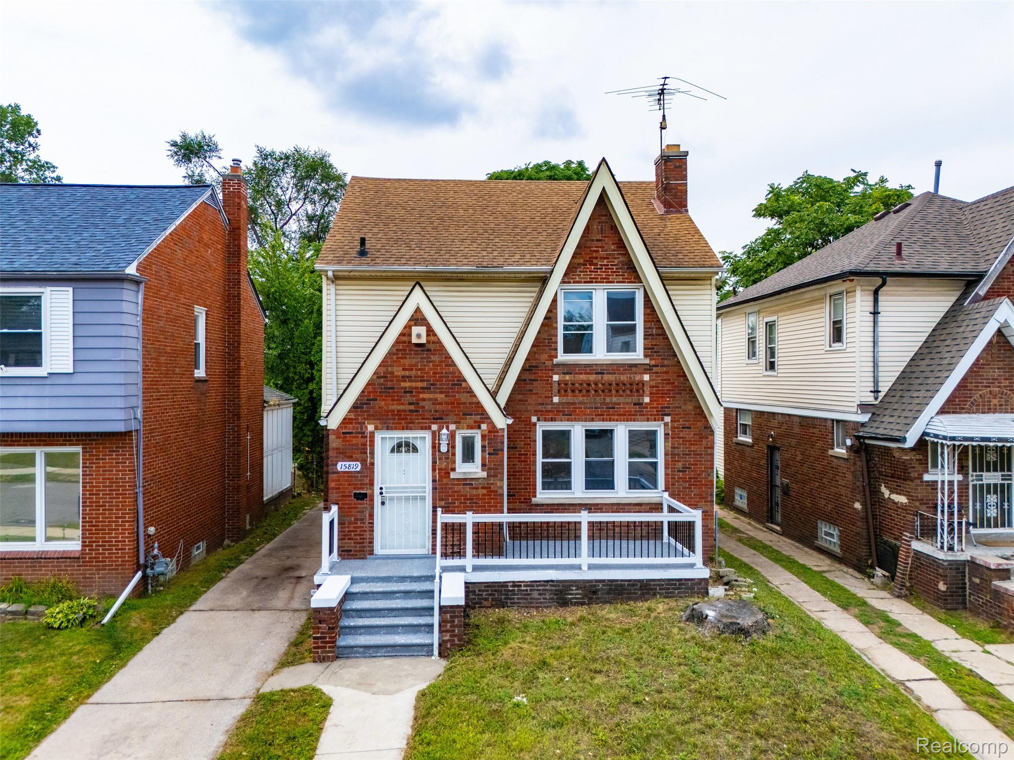 15819 Wisconsin Street Property Photo 1