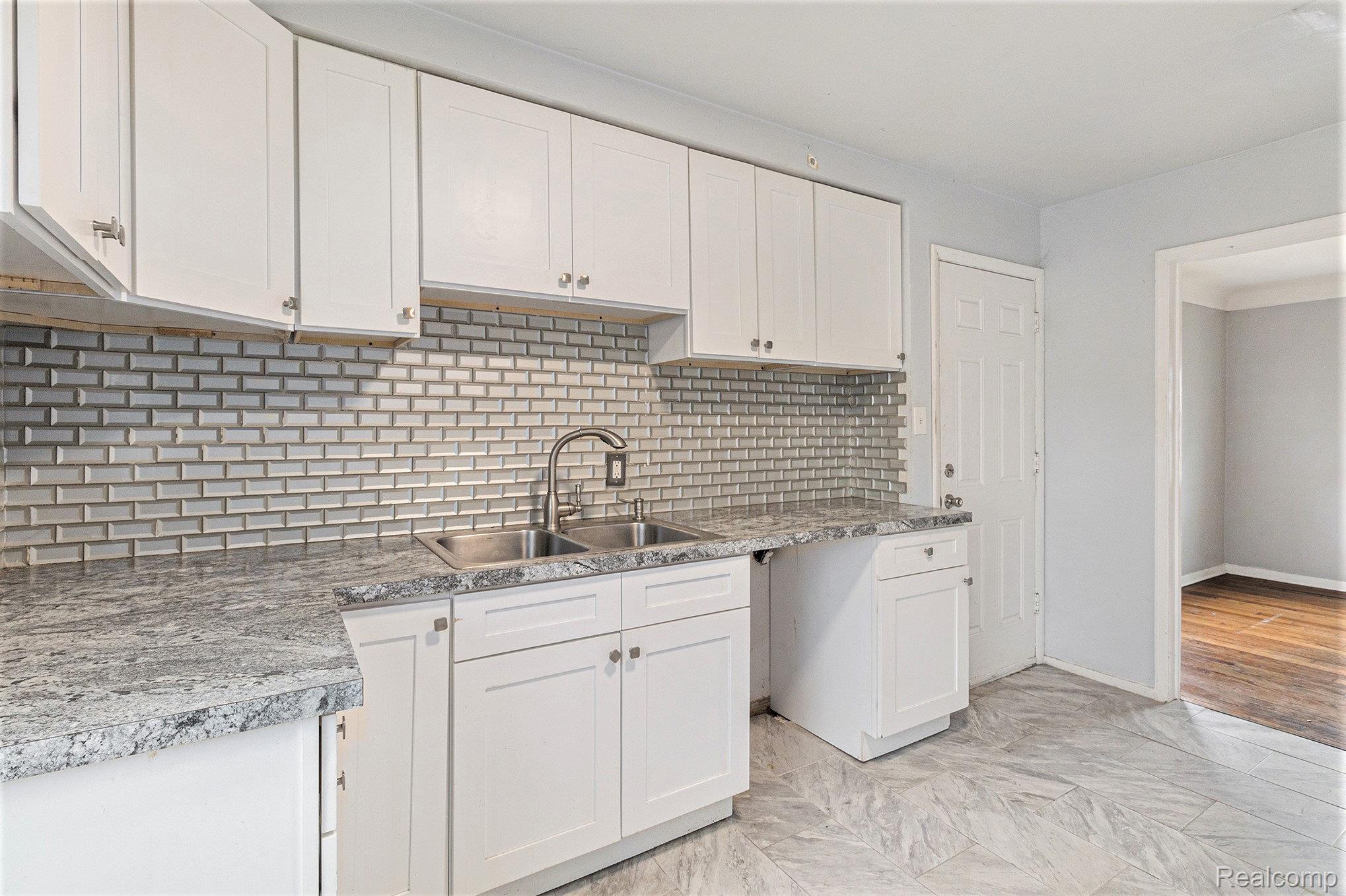 20415-20419 Moross Road Property Photo 11