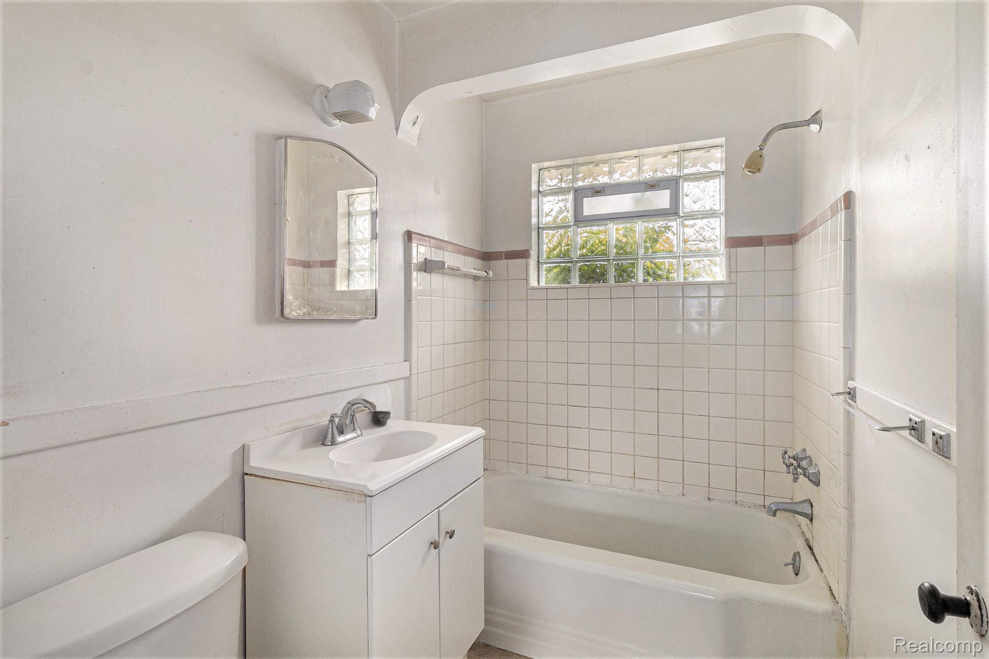 20415-20419 Moross Road Property Photo 25