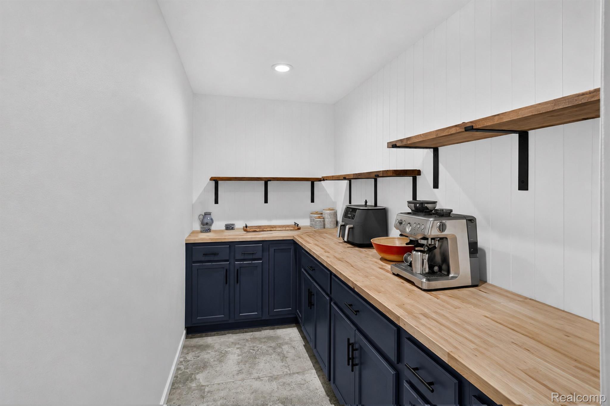 8290 Burleigh Road Property Photo 13