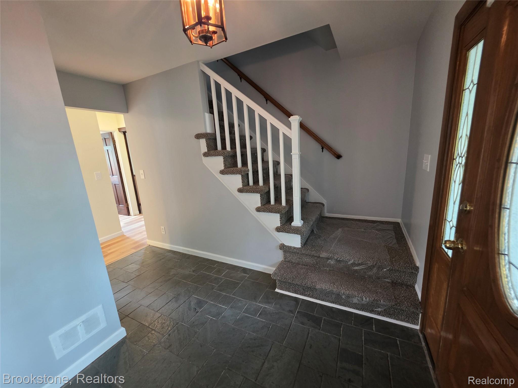 1243 Pickwick Place Property Photo 4