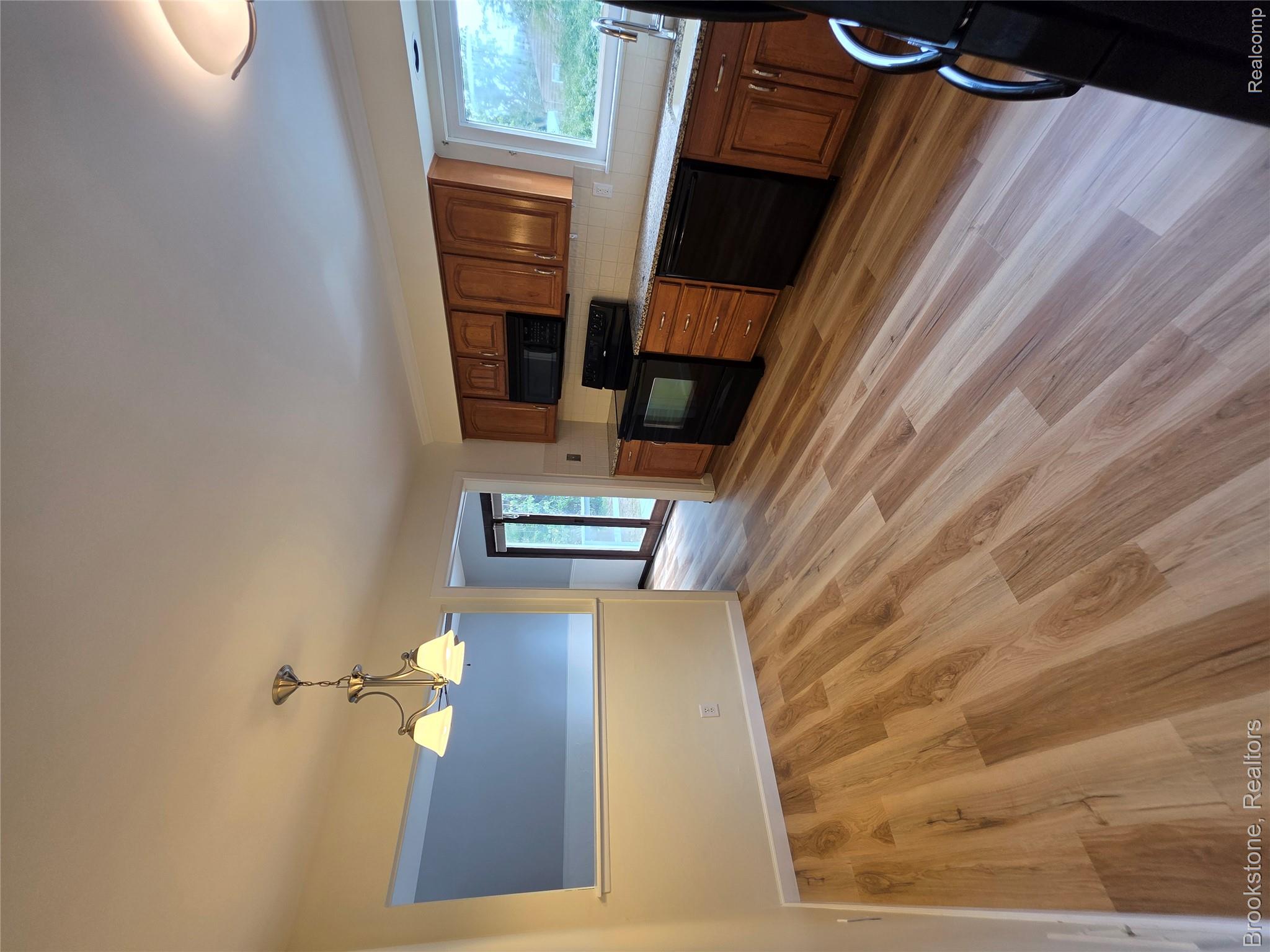1243 Pickwick Place Property Photo 5