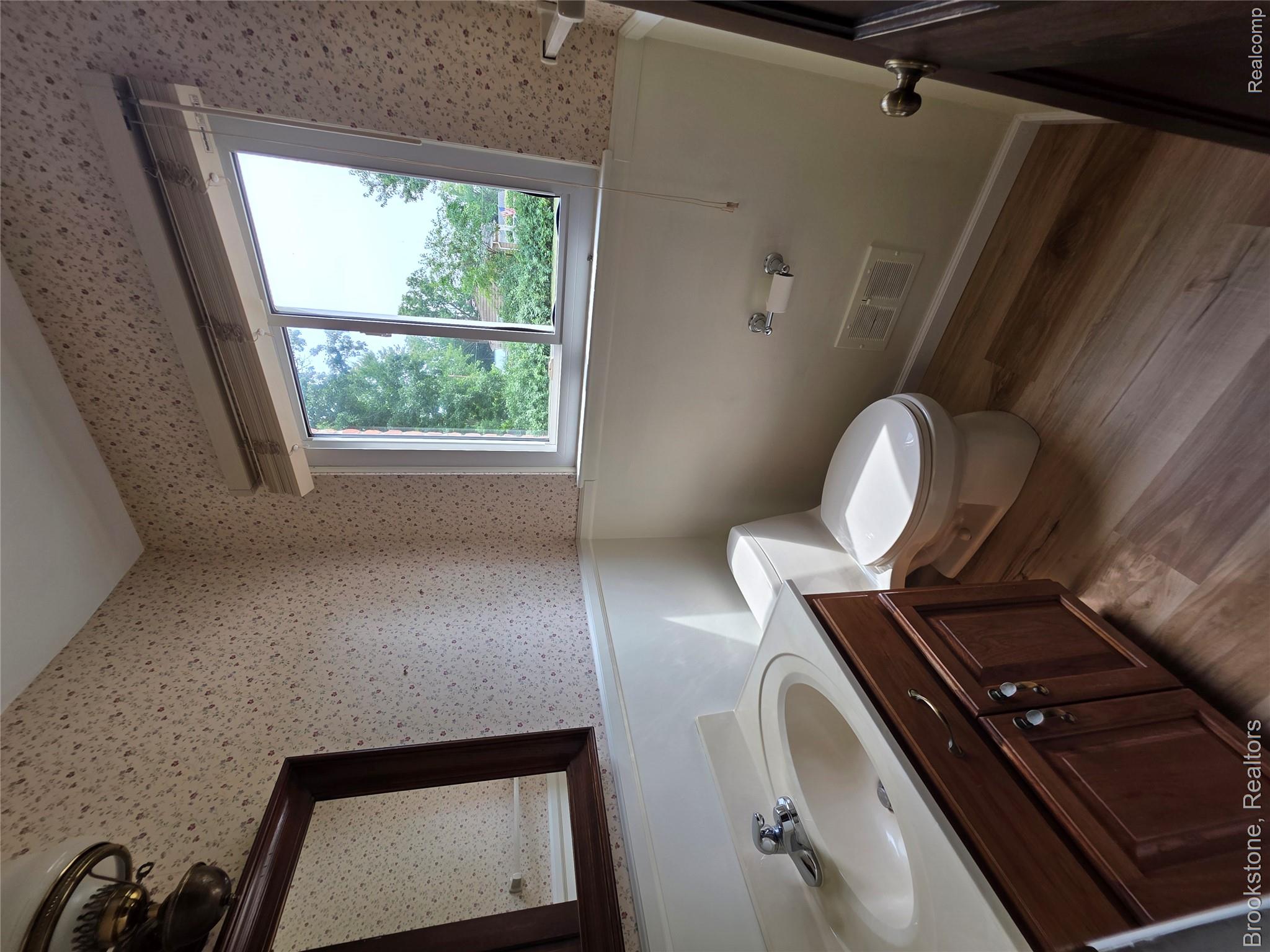 1243 Pickwick Place Property Photo 13