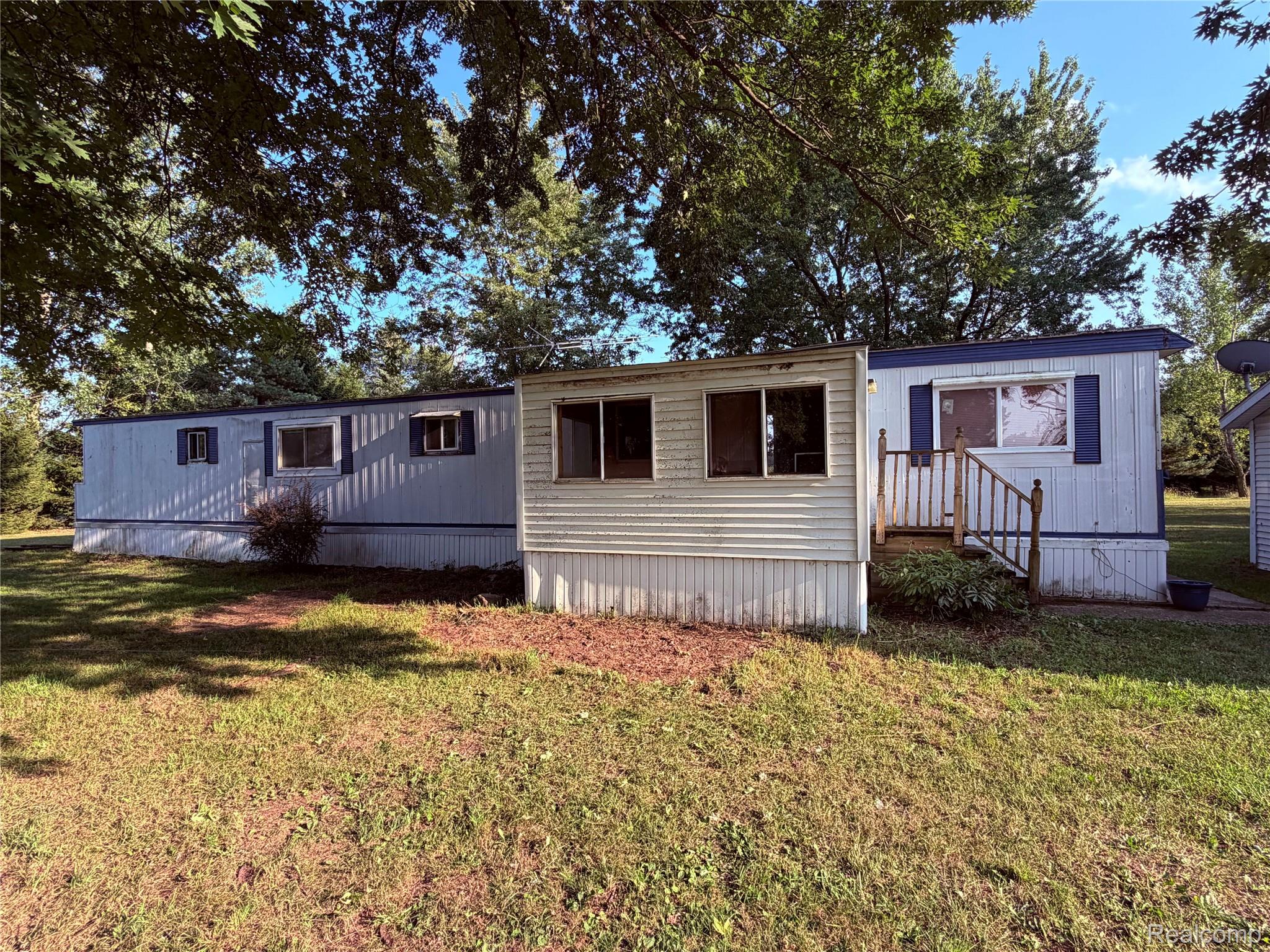 5656 Delong Road Property Photo 2